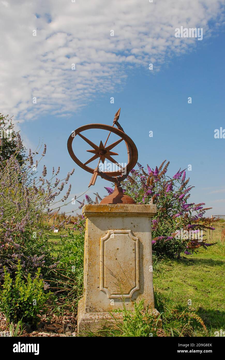 Una meridiana Armillary in un giardino d'estate Foto Stock