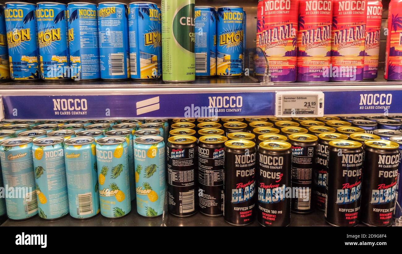 Ampia scelta di bevande energetiche in scatola in frigorifero Un negozio di alimentari svedese Foto Stock