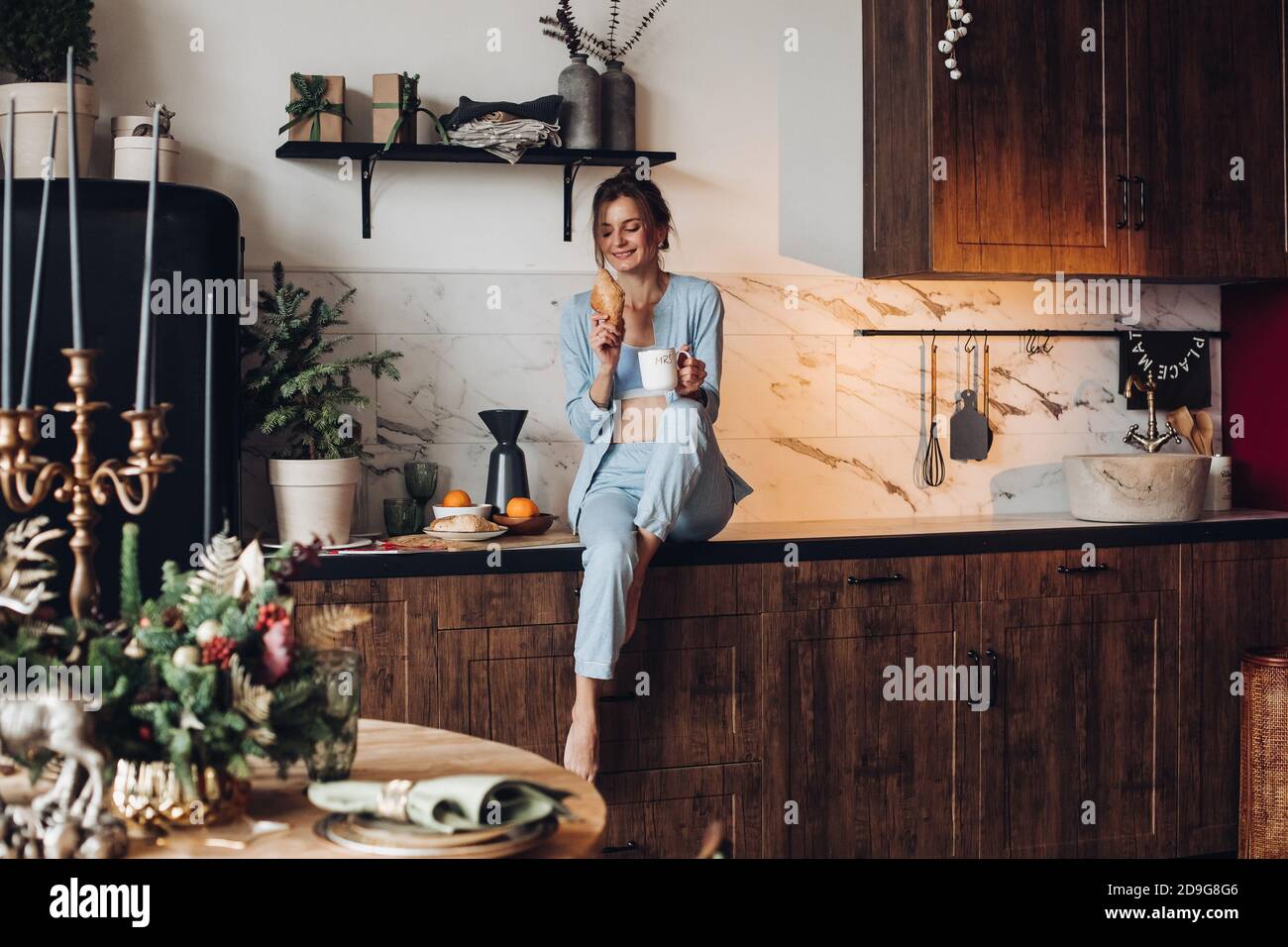 Felice ragazza che ha fatto colazione a Natale. Mattina di Natale Foto Stock