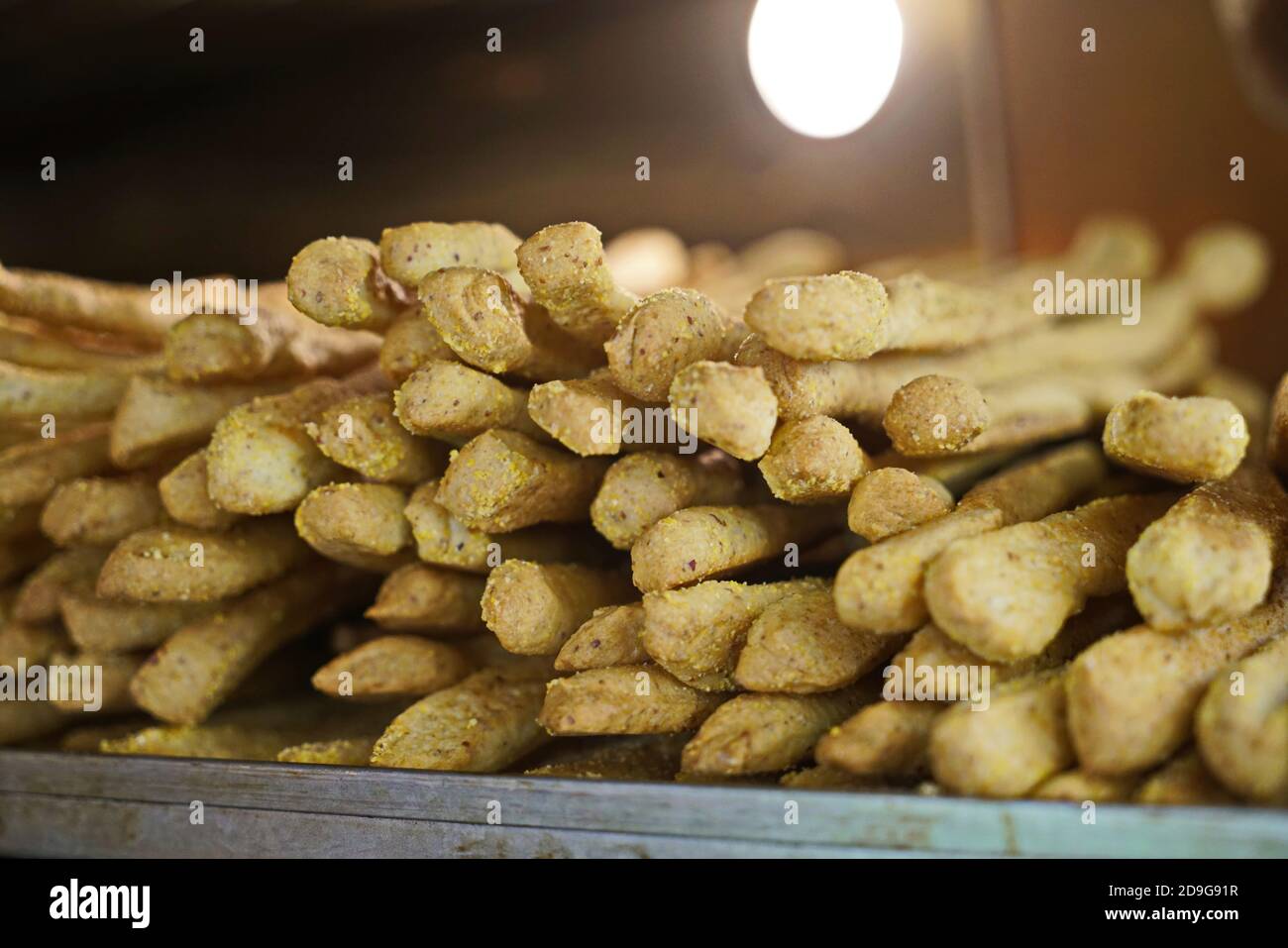 Bastoncini di pane di mais interi nel forno Foto Stock