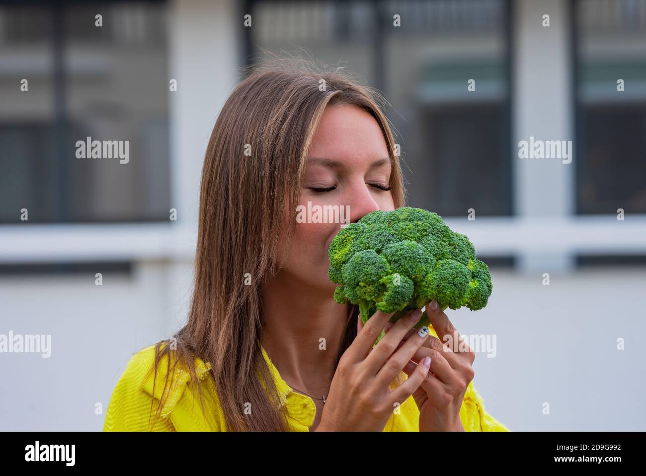 Donna vegana ama sano pianta a base di disintossicazione pulita mangiare. Vegetariano, vegano, crudo Foto Stock