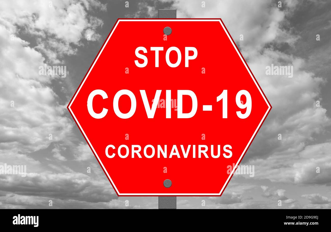 Sosta con le parole coronavirus e covid-19 sullo sfondo del cielo Foto Stock