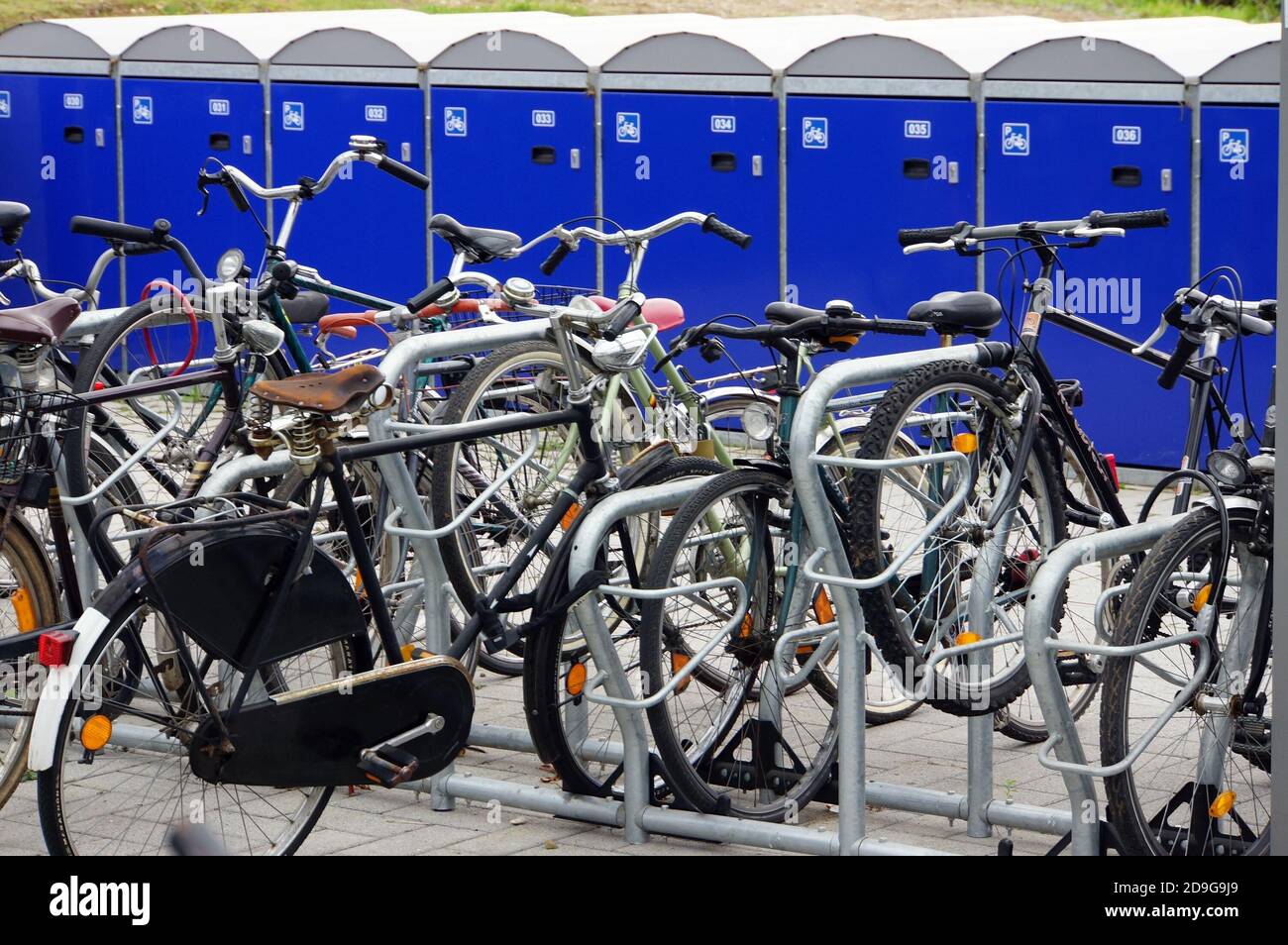 Fahrradgarage am Bahnhof, Euskirchen, Renania settentrionale-Vestfalia, Euskirchen Foto Stock