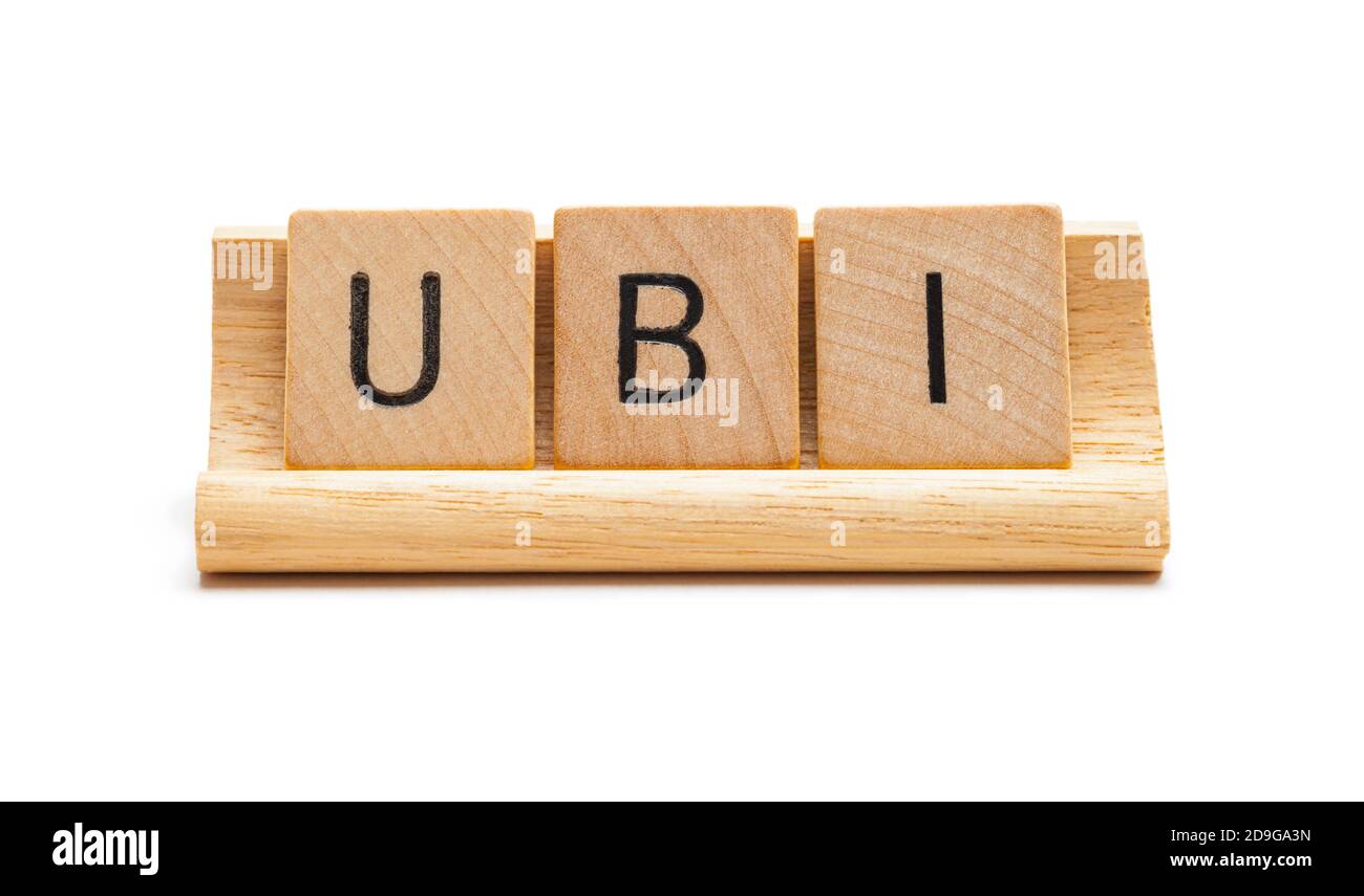 Universal Basic Income segno fatto con legno blocchi ortografia UBI. Foto Stock