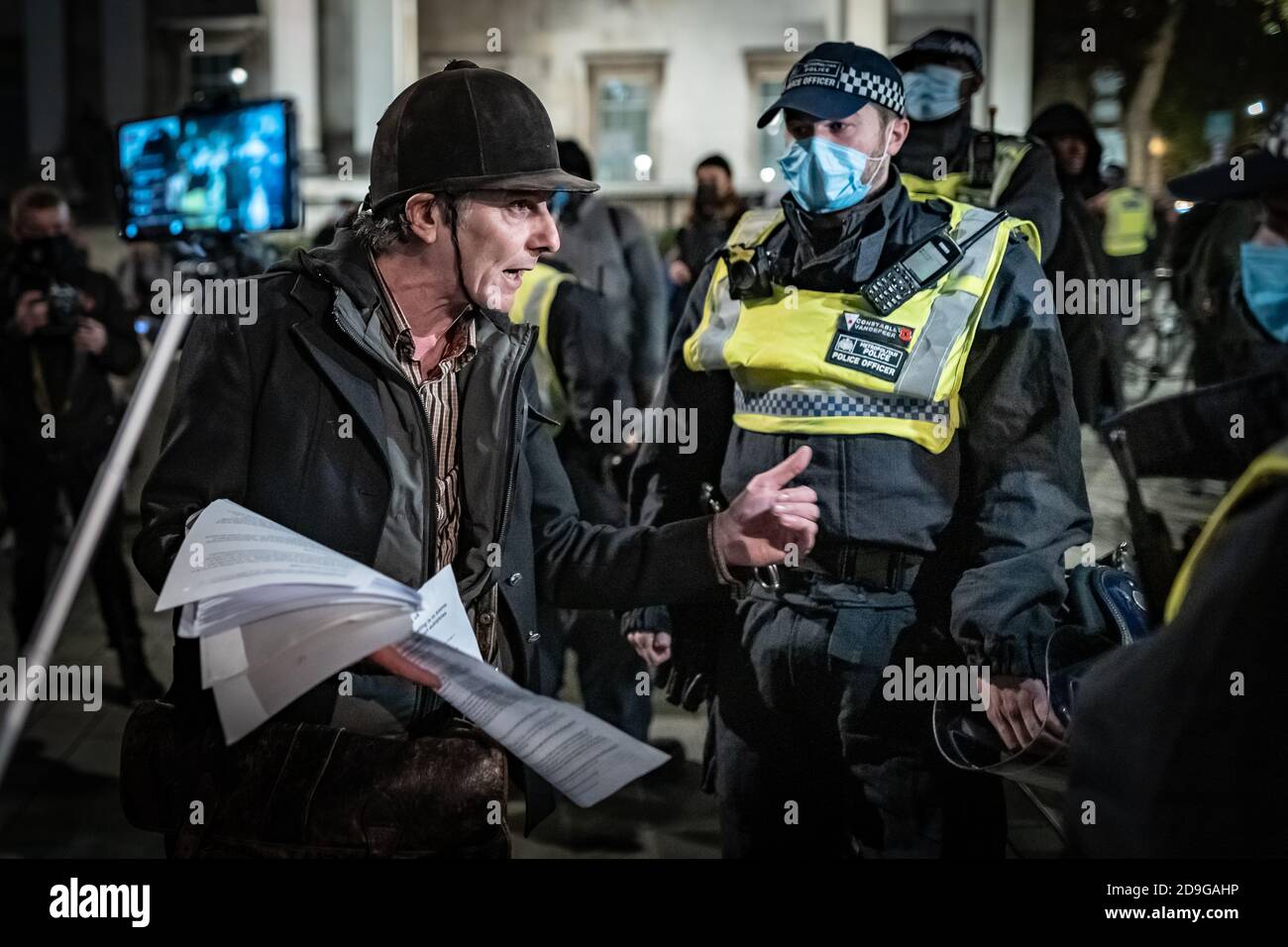 Coronavirus: Anti-blocco / milioni di marzo maschera. Heiko Khoo sfida la situazione di blocco. Alcune centinaia di manifestanti e attivisti anti-governativi, compresi i dimostranti anti anti-blocco, si riuniscono a Trafalgar Square prima di attraversare la città nella notte di Guy Fawkes per la protesta annuale ‘Million Mask March’ contro la corruzione del governo e altre questioni politiche. Associata al gruppo hacker Anonymous, la protesta annuale cade in genere nell’anniversario del tentativo di Guy Fawkes di far saltare il parlamento ed è ispirata in parte dal film e dal romanzo grafico V di Vendetta. Londra, Regno Unito. Foto Stock