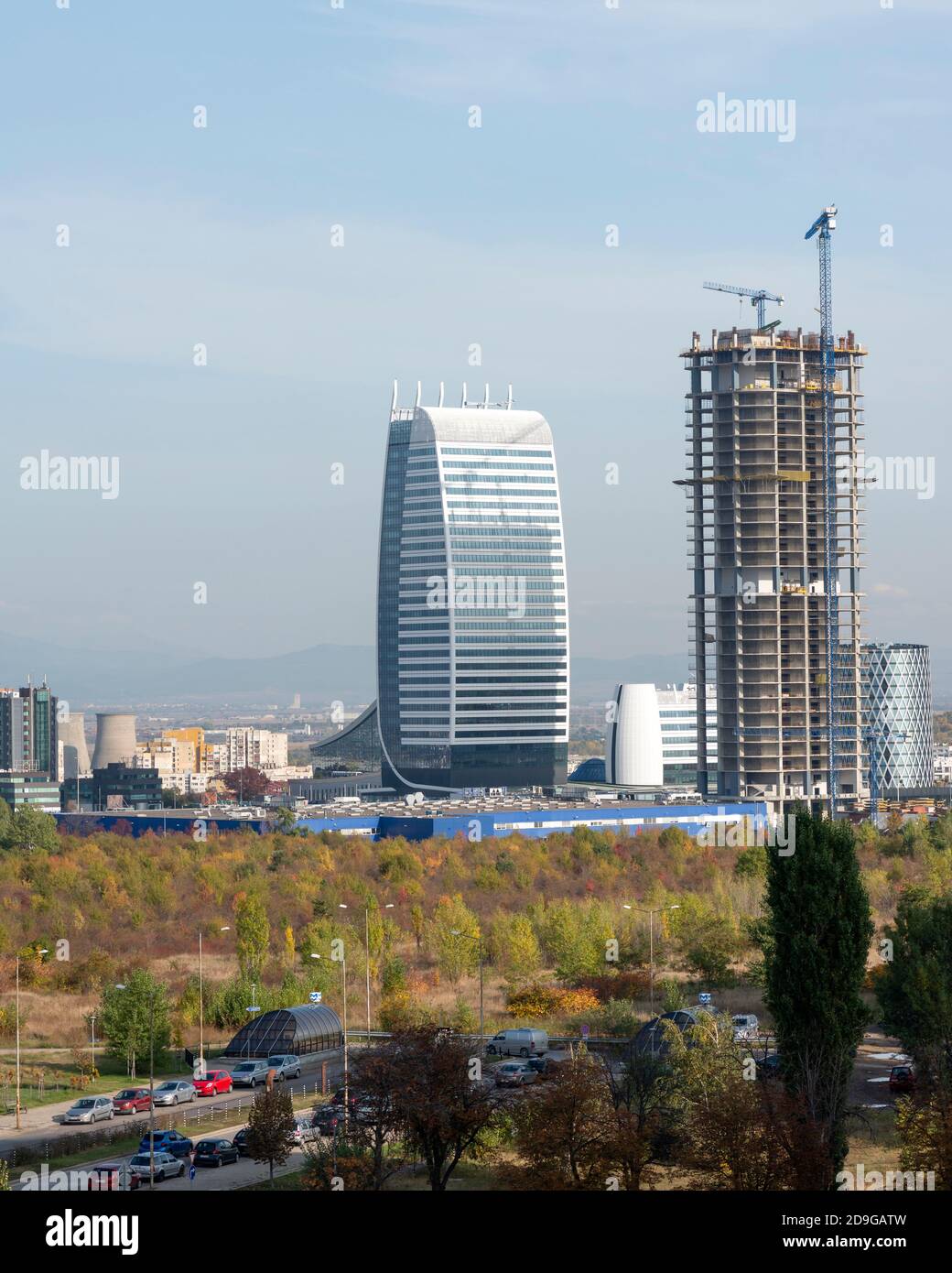 Vista sulla periferia di Sofia Bulgaria e presto sarà il Il più alto grattacielo Sky Fort costruzione di uffici in cantiere Nel mese di ottobre 2020 Foto Stock
