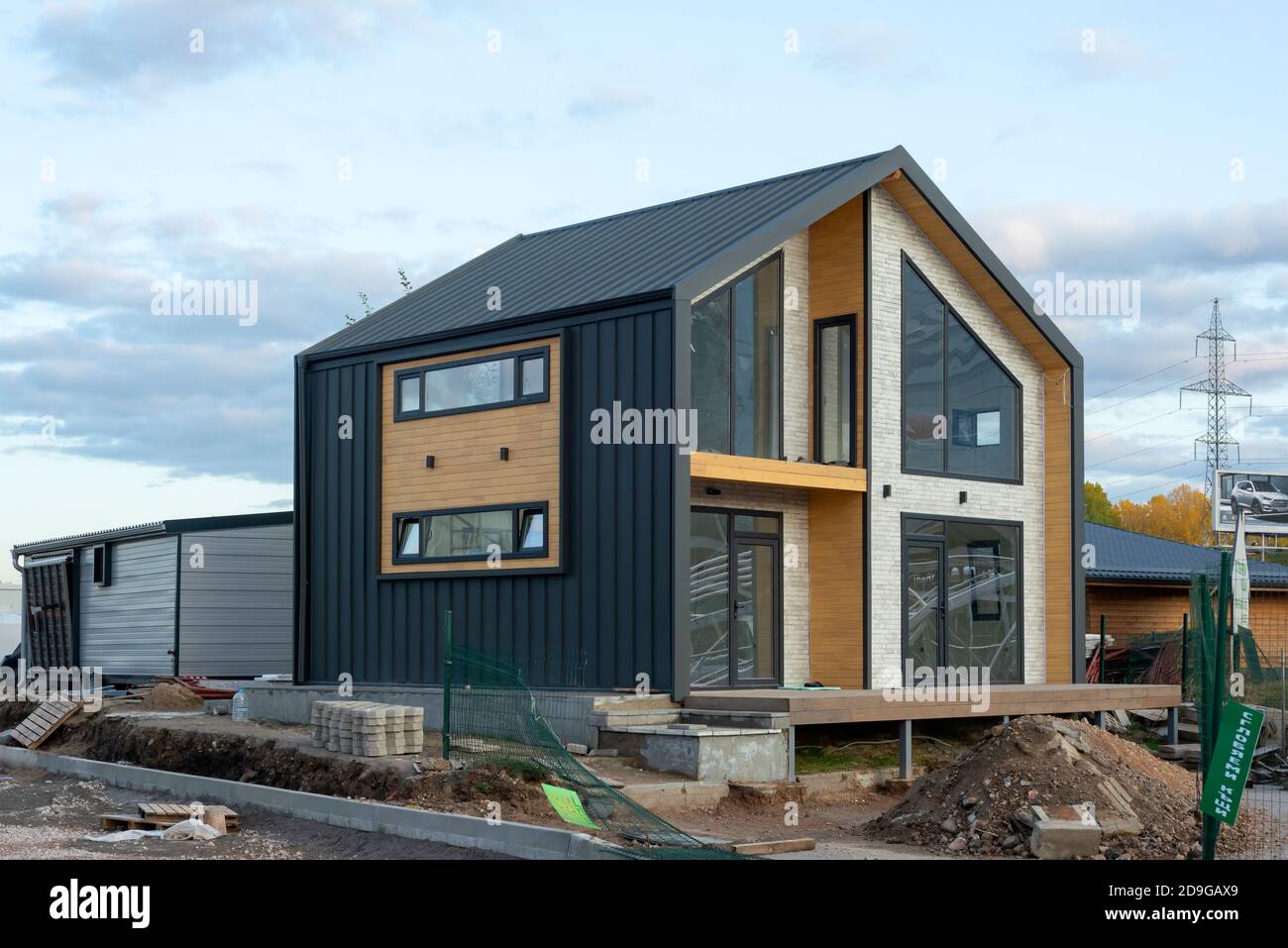 Struttura in legno cabina prefabbricata o prefabbricato in costruzione come alloggiamento modulare e concetto di case flat pack. Foto Stock