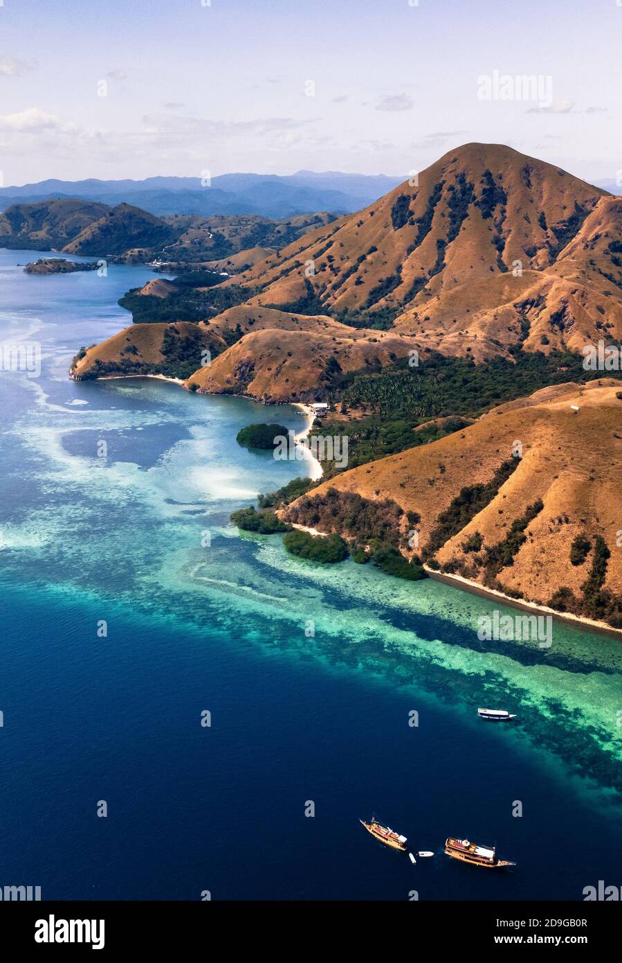 Foto aerea della costa di Komodo, Indonesia. Le barriere coralline intorno all'isola sono ancora intatte e la fauna selvatica è incredibile Foto Stock