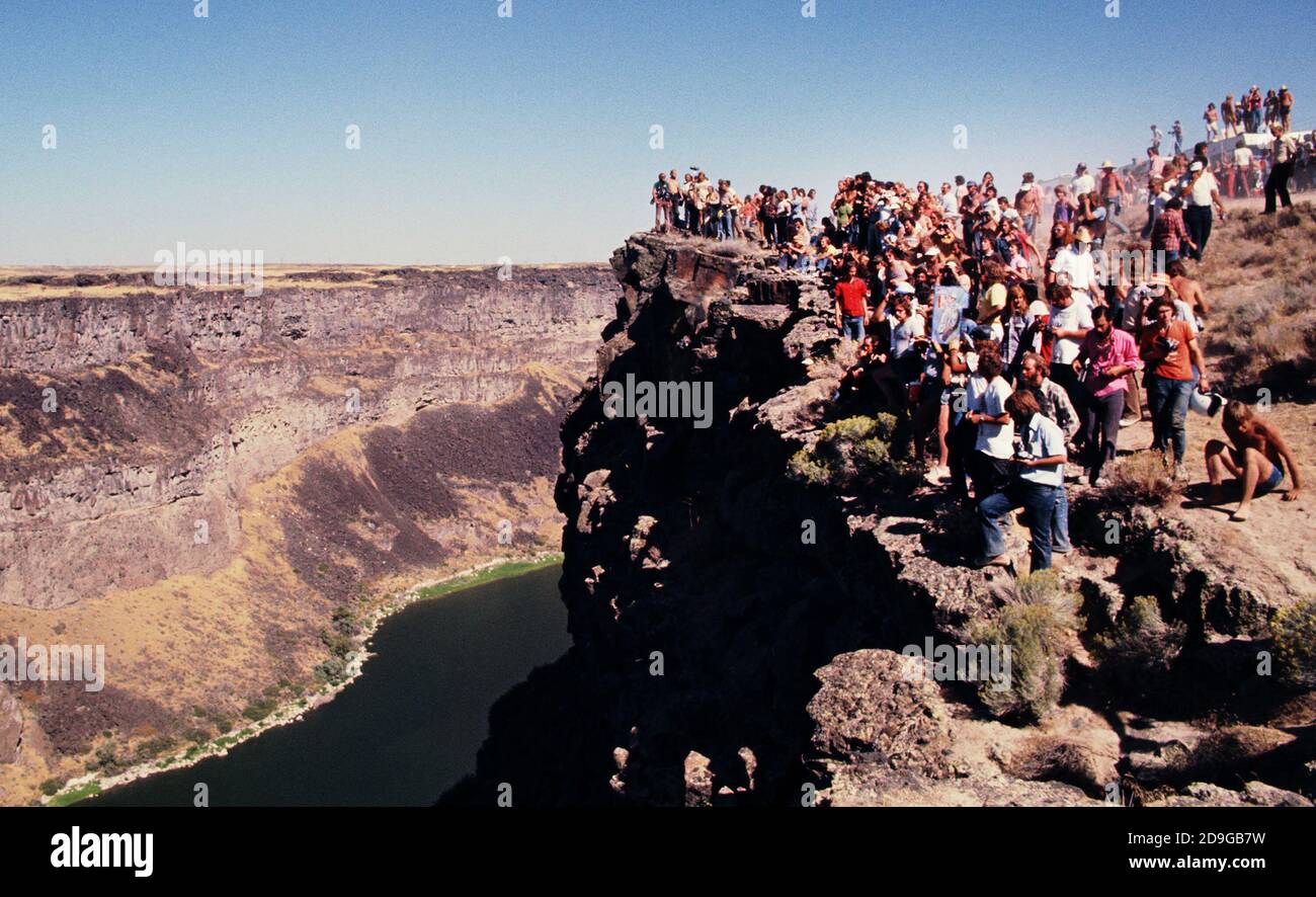 La folla guarda Evel Knievel tentare di saltare sopra il Canyon del fiume Snake. Foto di Dennis Brack Foto Stock
