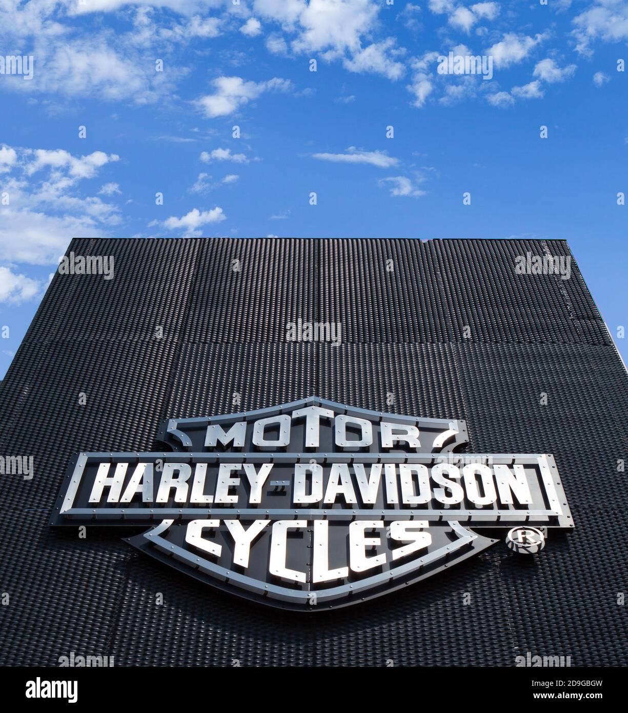 POZNAN, POLONIA - MAGGIO 17.2019: Logo Harley Davidson sulla concessionaria metallo wall.Motorcycle o negozio di moto. Harley-Davidson è una motocicletta americana Foto Stock