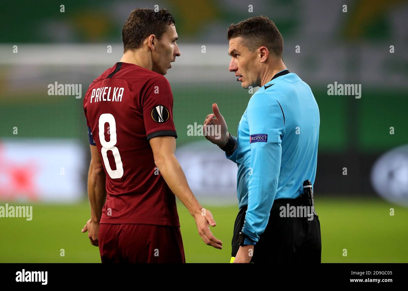 L'arbitro Istvan Kovacs (a destra) mostra David Pavelka di Sparta Praga una carta gialla per il comportamento non sportivo durante la partita UEFA Europa League Group H al Celtic Park, Celtic. Foto Stock