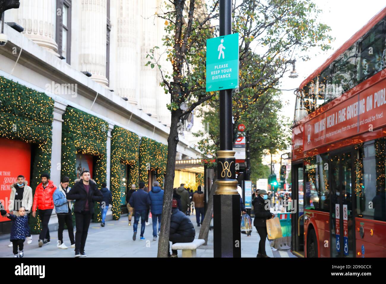 Oxford Street è molto affollata di gente che fa il loro shopping di Natale il 4 novembre 2020, prima che i negozi chiuda nella seconda chiusura nazionale per Covid-19 il 5 novembre, a Londra, Regno Unito Foto Stock