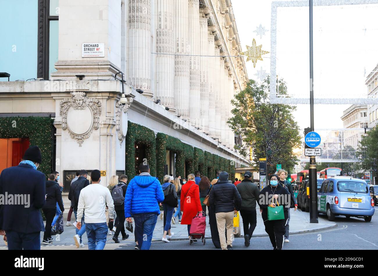 Oxford Street è molto affollata di gente che fa il loro shopping di Natale il 4 novembre 2020, prima che i negozi chiuda nella seconda chiusura nazionale per Covid-19 il 5 novembre, a Londra, Regno Unito Foto Stock