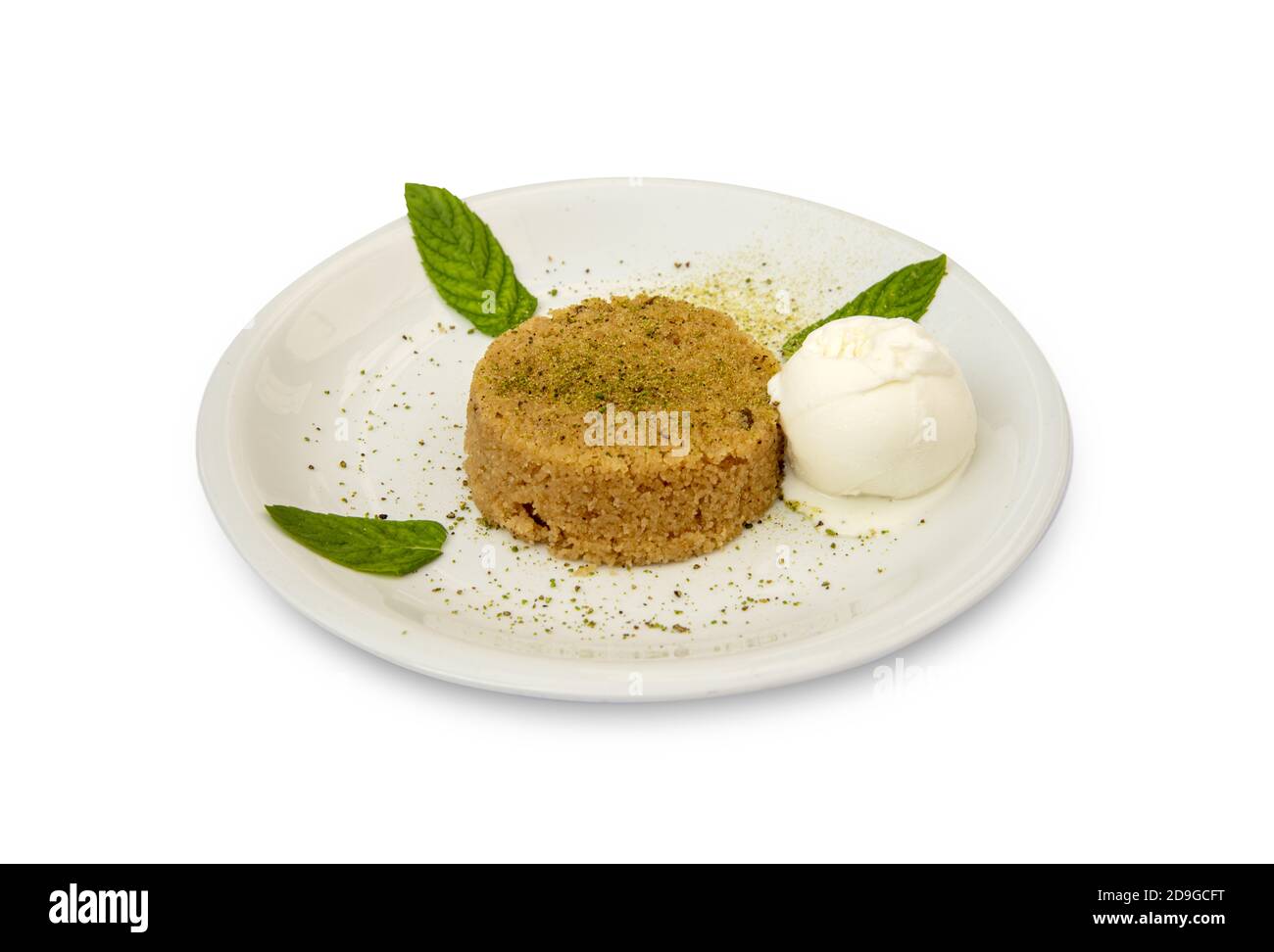 Primo piano di un dessert di semola con gelato servito una piastra bianca Foto Stock