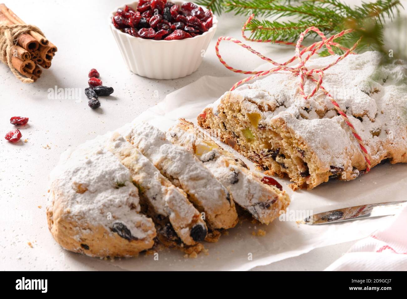 Stollen di Natale con uvetta, mirtillo rosso secco e frutta candita su fondo bianco. Primo piano. Foto Stock