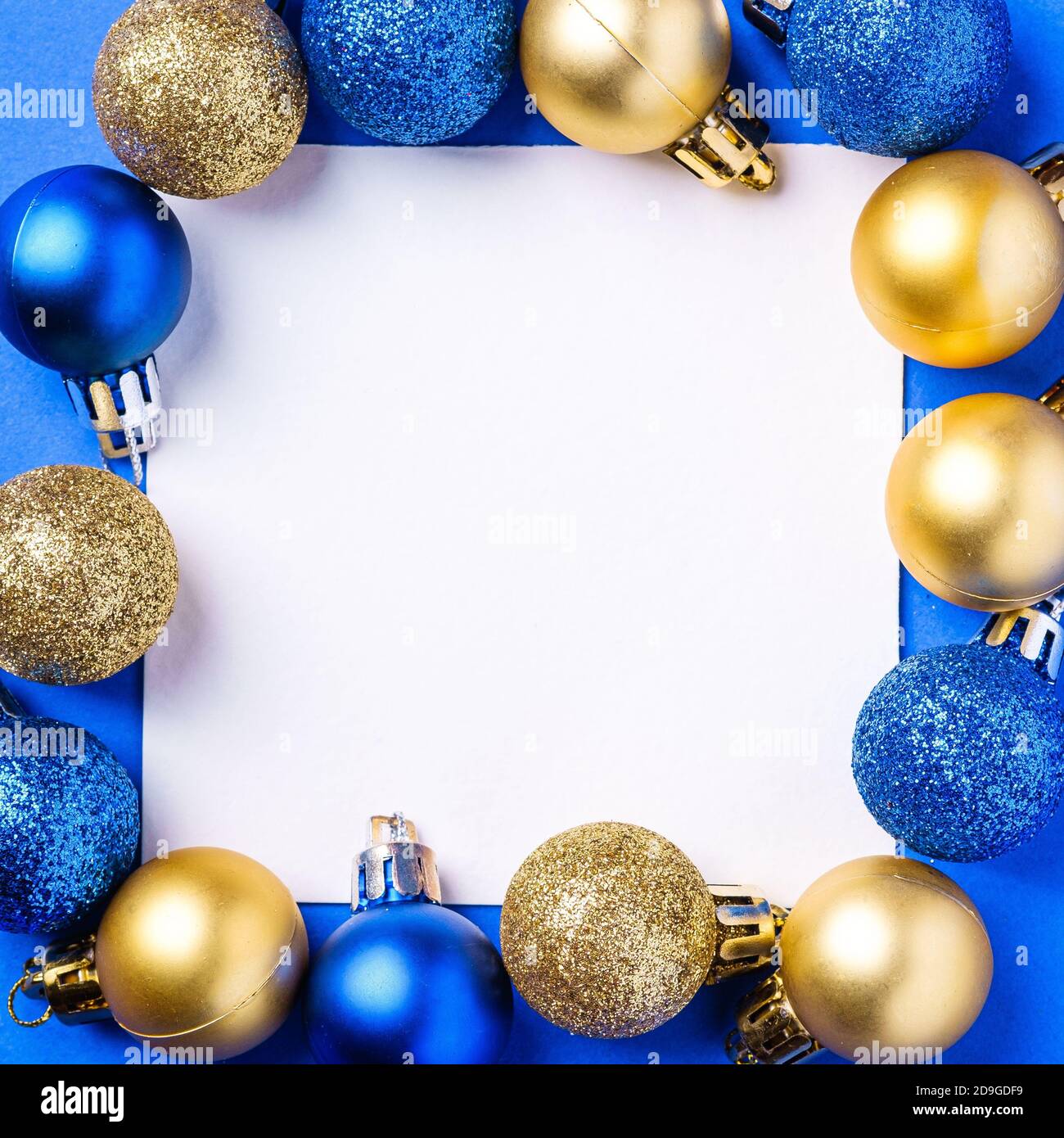 Composizione natalizia con spazio di copia quadrato bianco. Ornamento colorato e decorazioni baubles. Modello di biglietto di auguri mockup Foto Stock