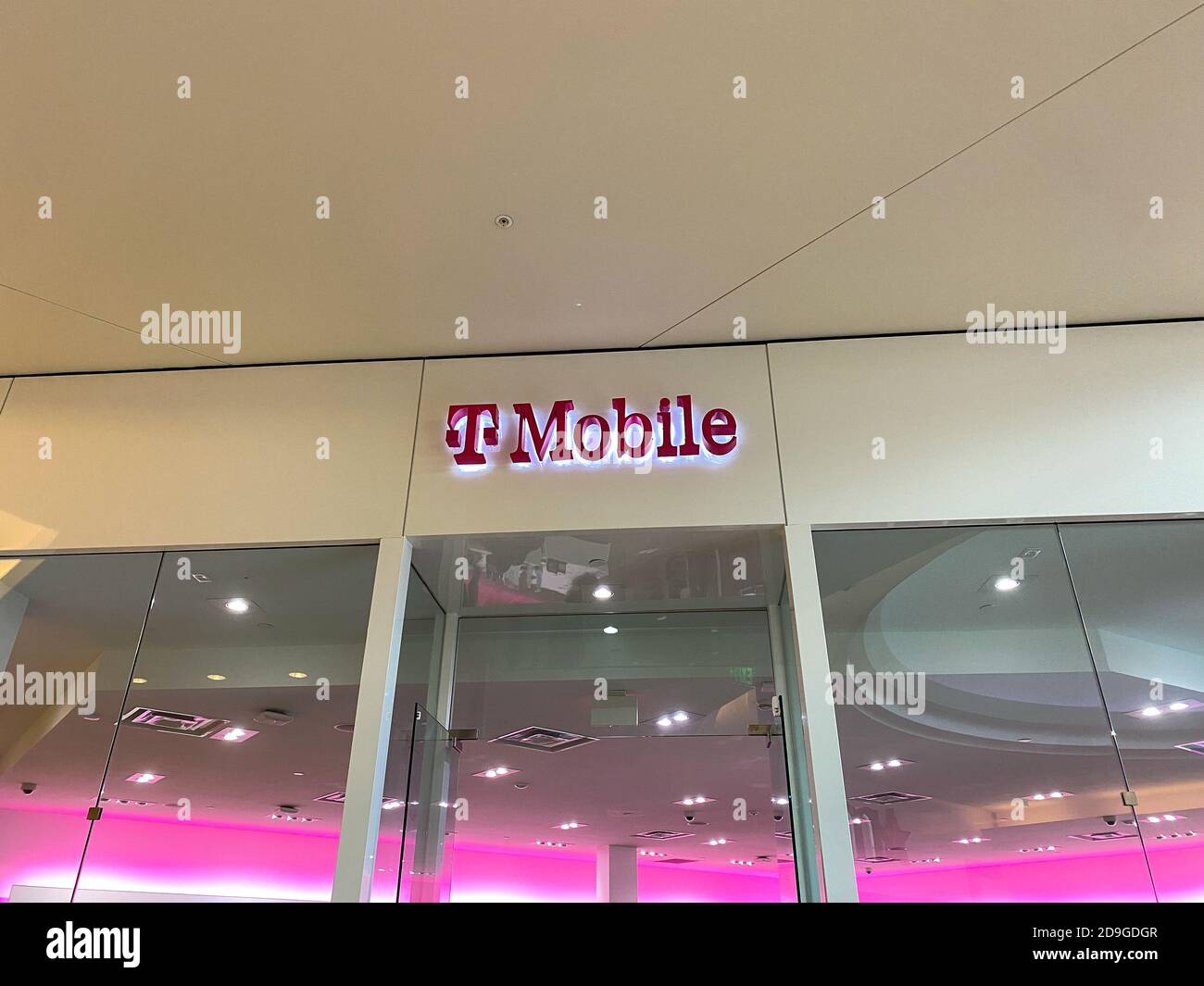 Orlando, FL/USA - l'esterno di un negozio T Mobile al Millenia Mall di Orlando, Florida Foto Stock
