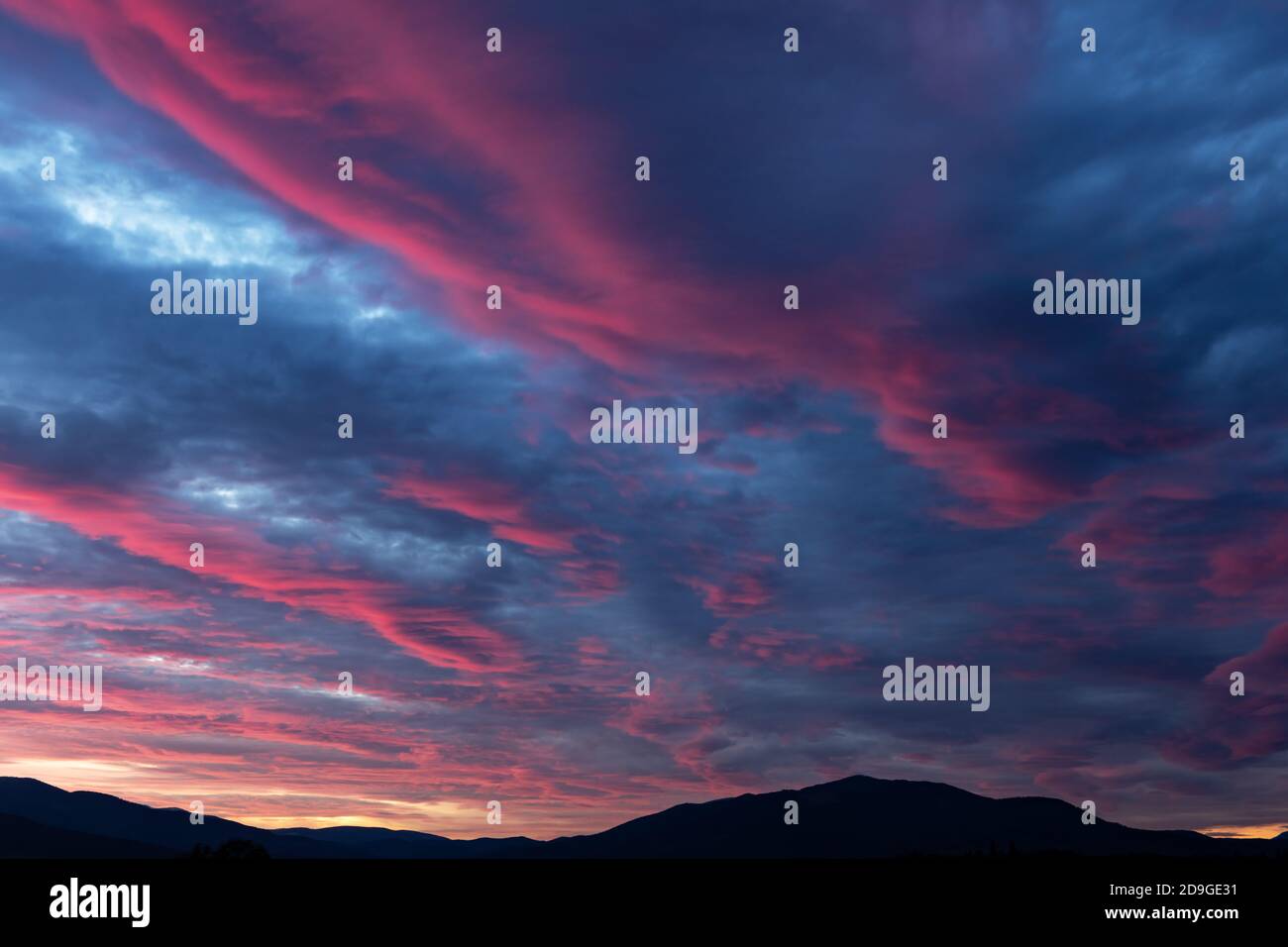 Fiery cielo viola tramonto. Cielo drammatico con nuvole rosa incandescenti. Sfondo naturale per il vostro progetto paesaggistico Foto Stock