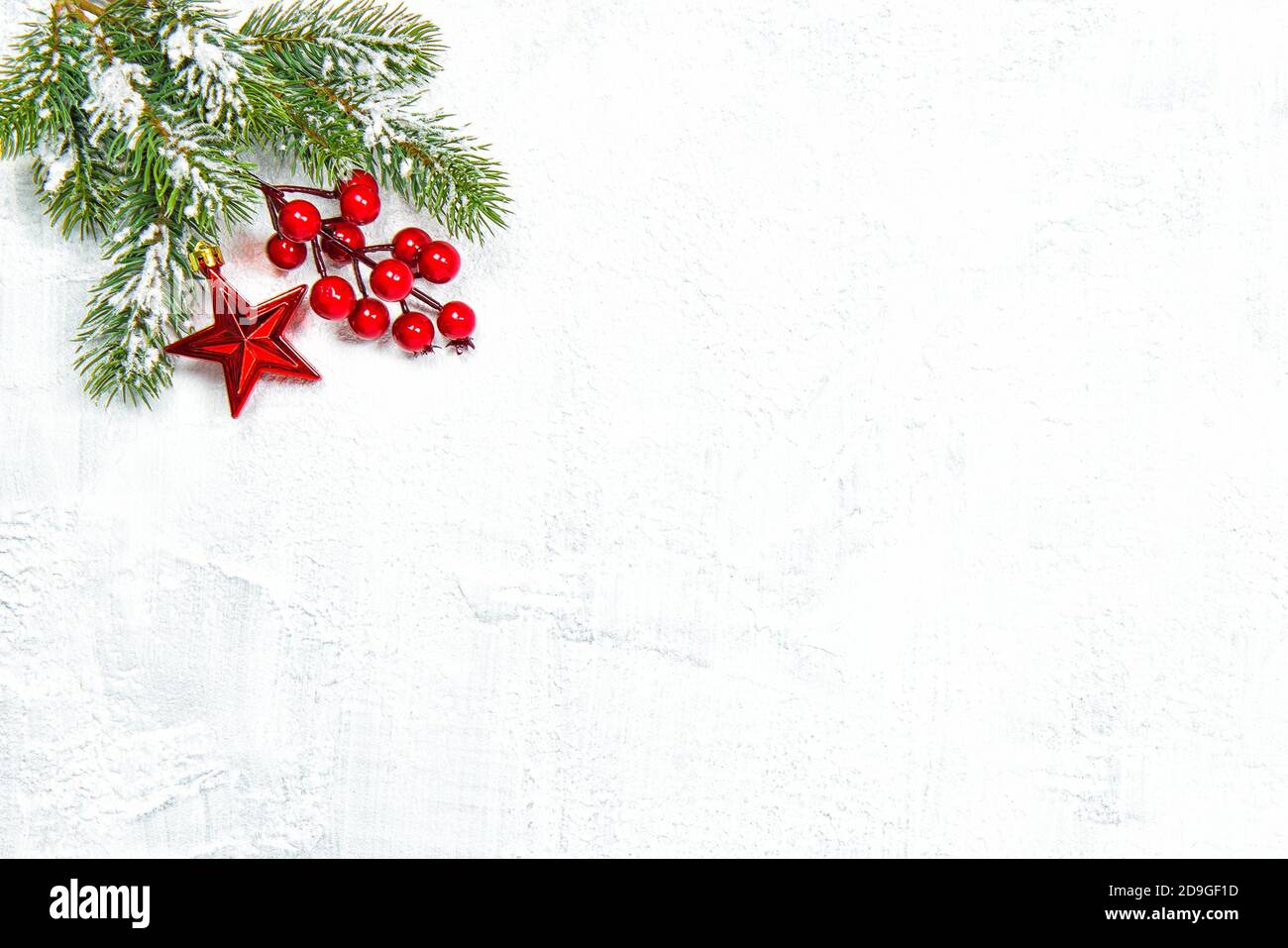 Decorazione di Natale e rami di pino su sfondo luminoso Foto Stock