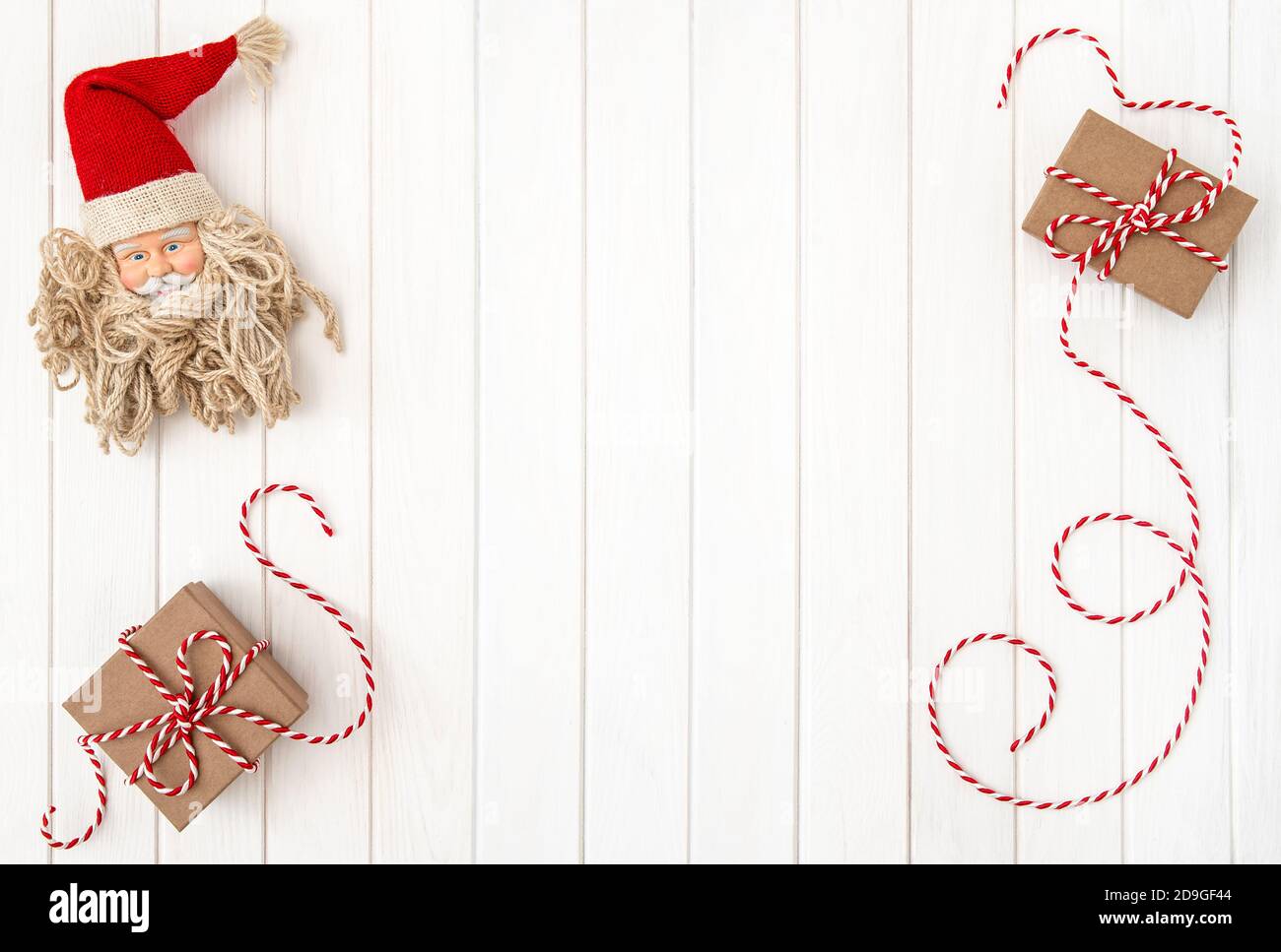 Scatola regalo decorazione di Natale su sfondo di legno luminoso Foto Stock