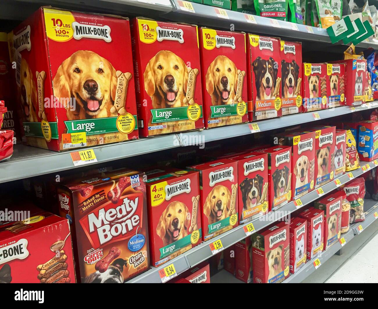 Latte Bone Dog tratta su uno scaffale del negozio Foto Stock