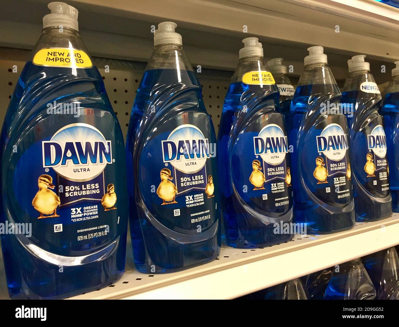 Bottiglie di detersivo per piatti Blue Dawn su un ripiano del negozio Foto  stock - Alamy