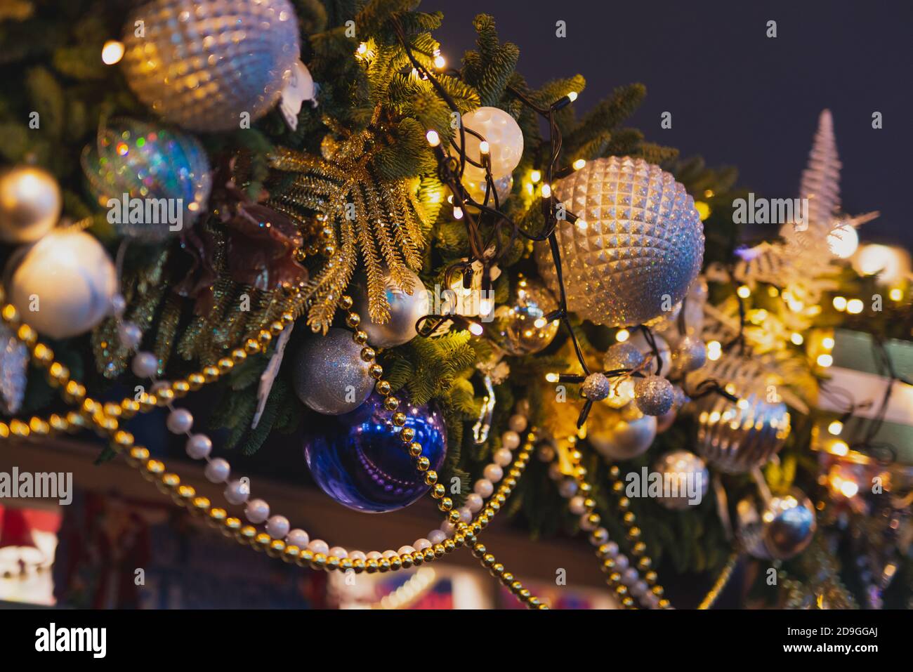 Decorazioni di Capodanno. Closeup luci e palle di Natale all'aperto Foto Stock