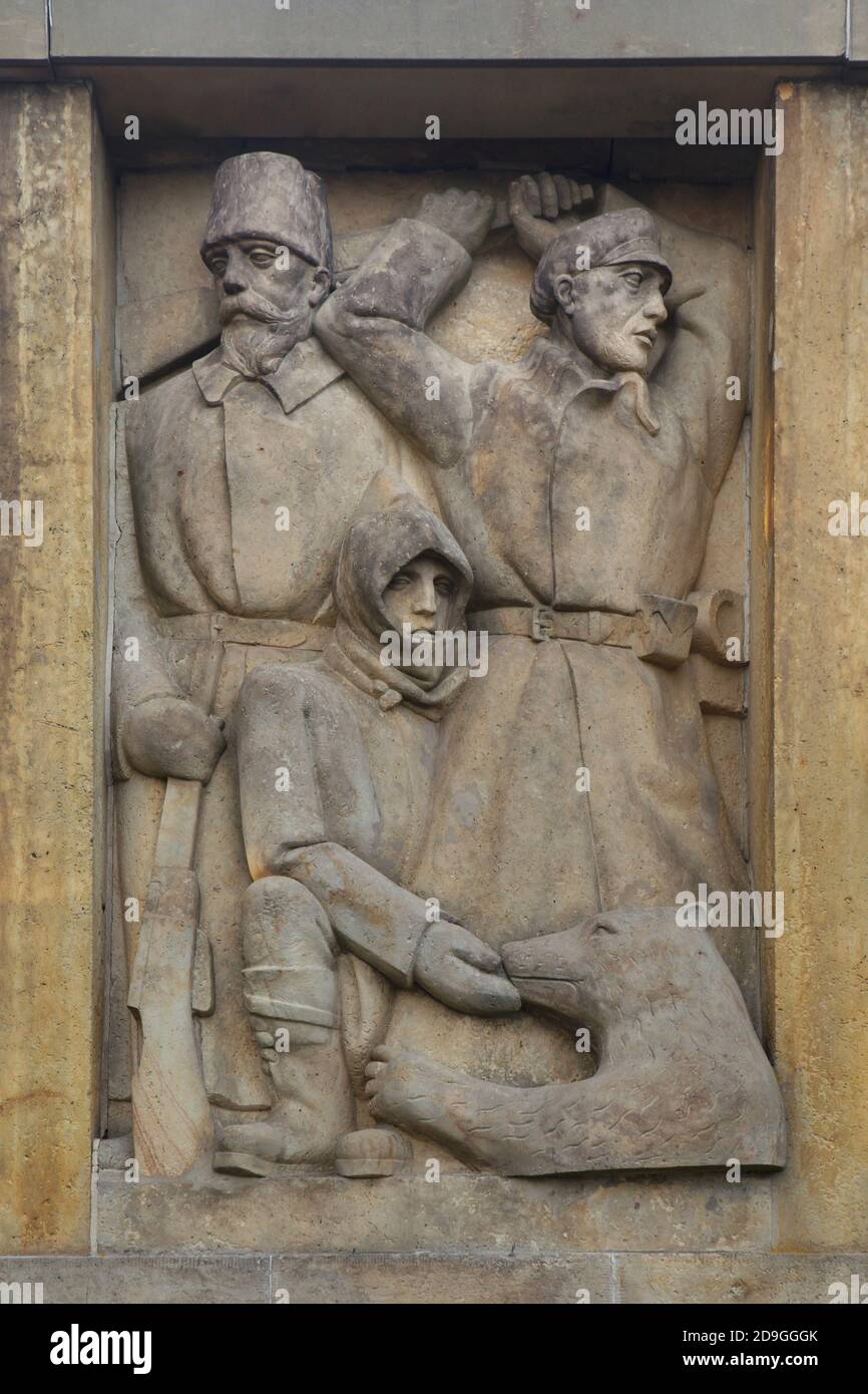 I Legionari cecoslovacchi combattono in Siberia durante la guerra civile russa raffigurata nel rilievo in arenaria dello scultore ceco Jan Vávra sulla Torre d'Indipendenza di Masarykova (Masarykova věž samostatnosti) a Hořice, nella Boemia orientale, nella Repubblica Ceca. La torre progettata dall'architetto ceco František Blažek (1925) non è mai stata completata. Foto Stock