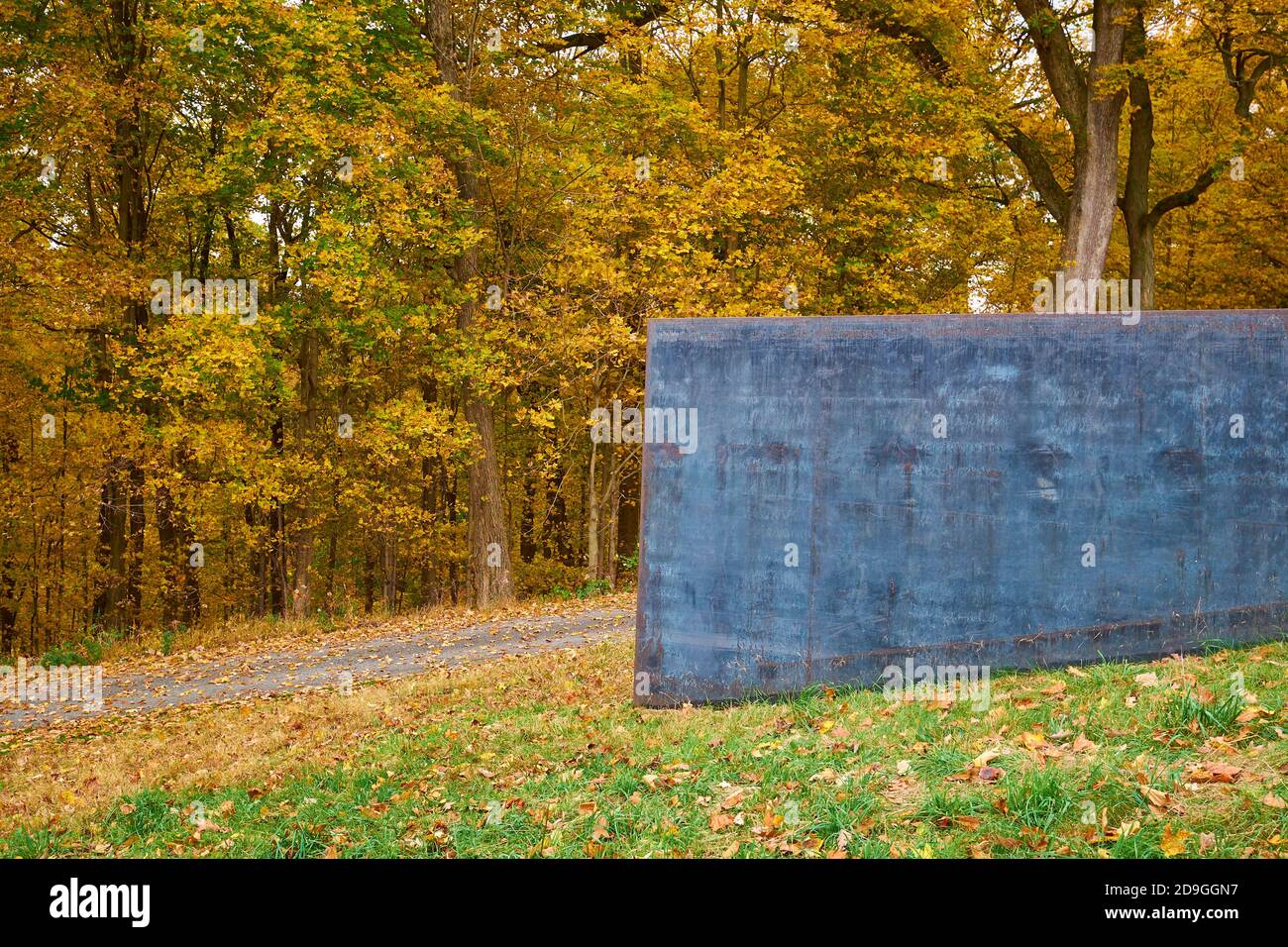 Una sezione della scultura a forchetta Schunnemunk di Richard Serra. Durante l'autunno, il colore dell'autunno al Storm King Art Center di New York. Foto Stock