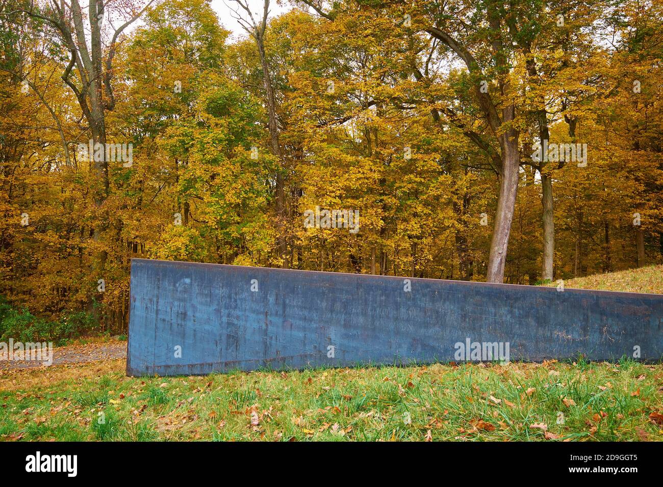 Una sezione della scultura a forchetta Schunnemunk di Richard Serra. Durante l'autunno, il colore dell'autunno al Storm King Art Center di New York. Foto Stock