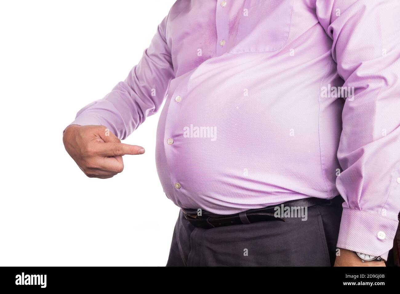 Uomo che indica la propria pancia malsana grande con grassi sottocutanei viscerali Foto Stock