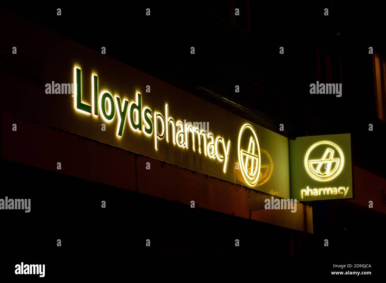Lloyds Pharmacy (Chemist) segno di notte, Birmingham, Regno Unito Foto Stock