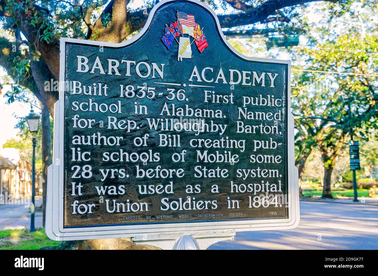 Un marcatore storico si trova fuori Barton Academy, che è stata la prima scuola pubblica in Alabama, 31 ottobre 2020, a Mobile, Alabama. Lo storico greco R. Foto Stock