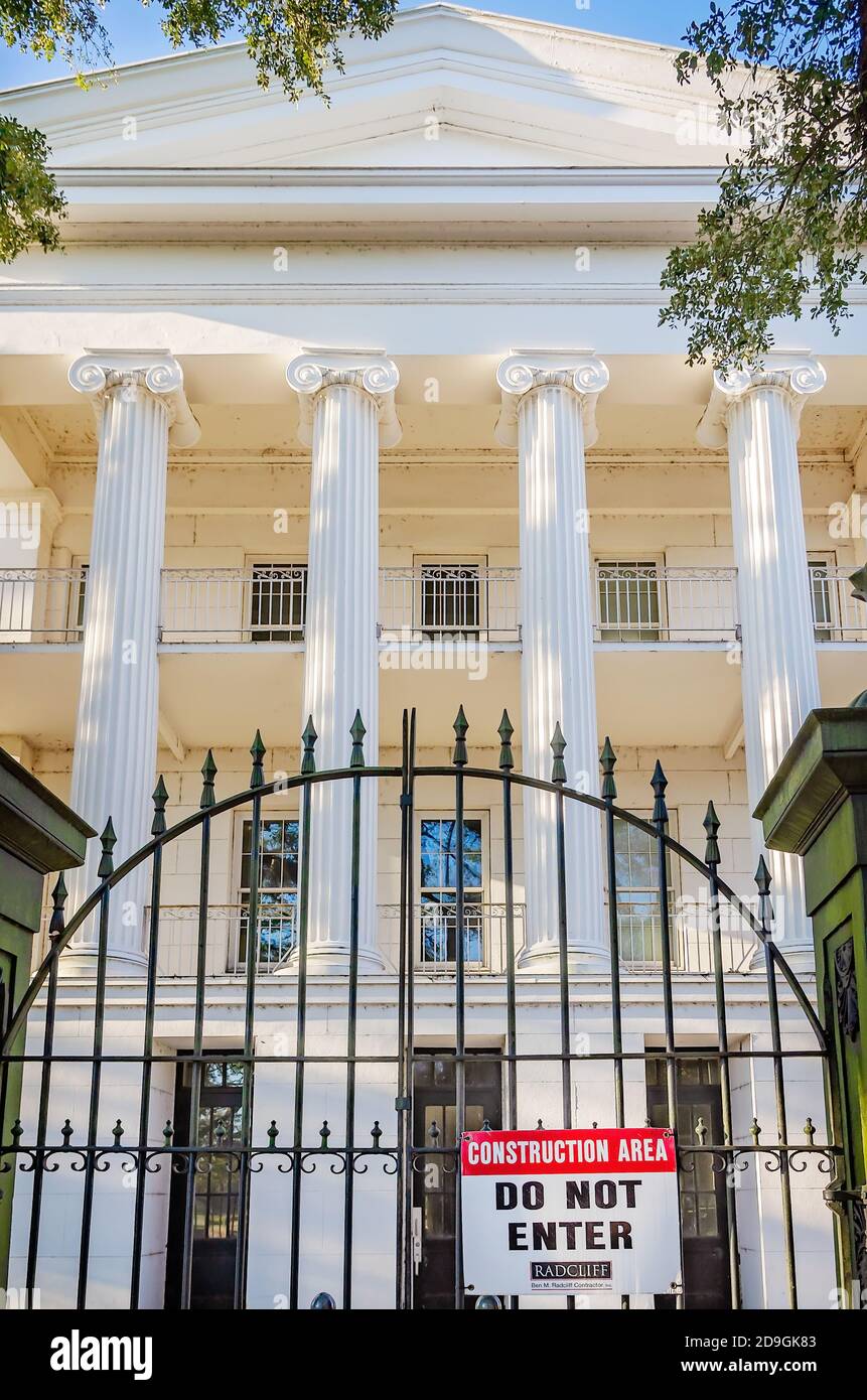 La costruzione continua alla Barton Academy, che è stata la prima scuola pubblica in Alabama, 31 ottobre 2020, a Mobile, Alabama. La storica rinascita greca Foto Stock