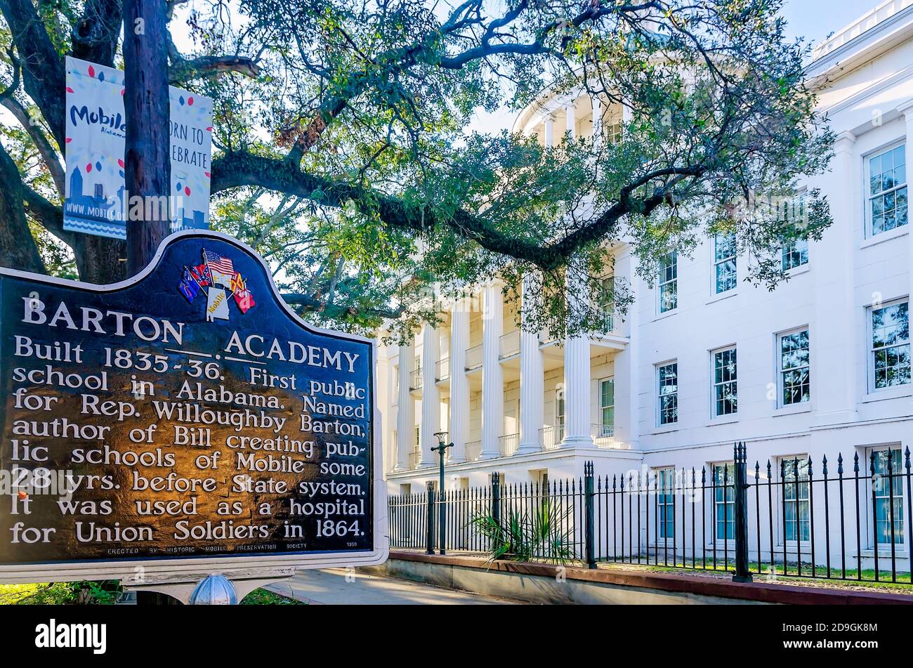 Un marcatore storico si trova fuori Barton Academy, che è stata la prima scuola pubblica in Alabama, 31 ottobre 2020, a Mobile, Alabama. Lo storico greco R. Foto Stock