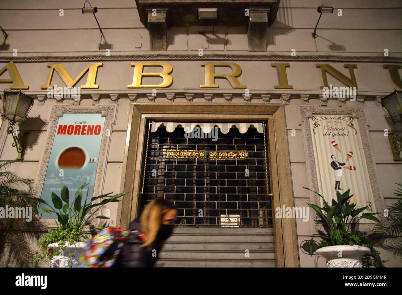 Napoli, Italia. 05 novembre 2020. A Napoli, a causa delle notevoli restrizioni imposte dal DPCM del governo centrale e dalle ordinanze della Regione Campania, per quanto riguarda i tempi in cui devo osservare i bar, le pasticcerie e le gelaterie, E l'unico servizio di take-away solo dopo le 18:00 uno dei caffè più famosi della città, il caffè Gambrinus, sospende, in attesa di tempi migliori, la sua propria attività. (Foto di Pasquale Senatore/Pacific Press) Credit: Pacific Press Media Production Corp./Alamy Live News Foto Stock