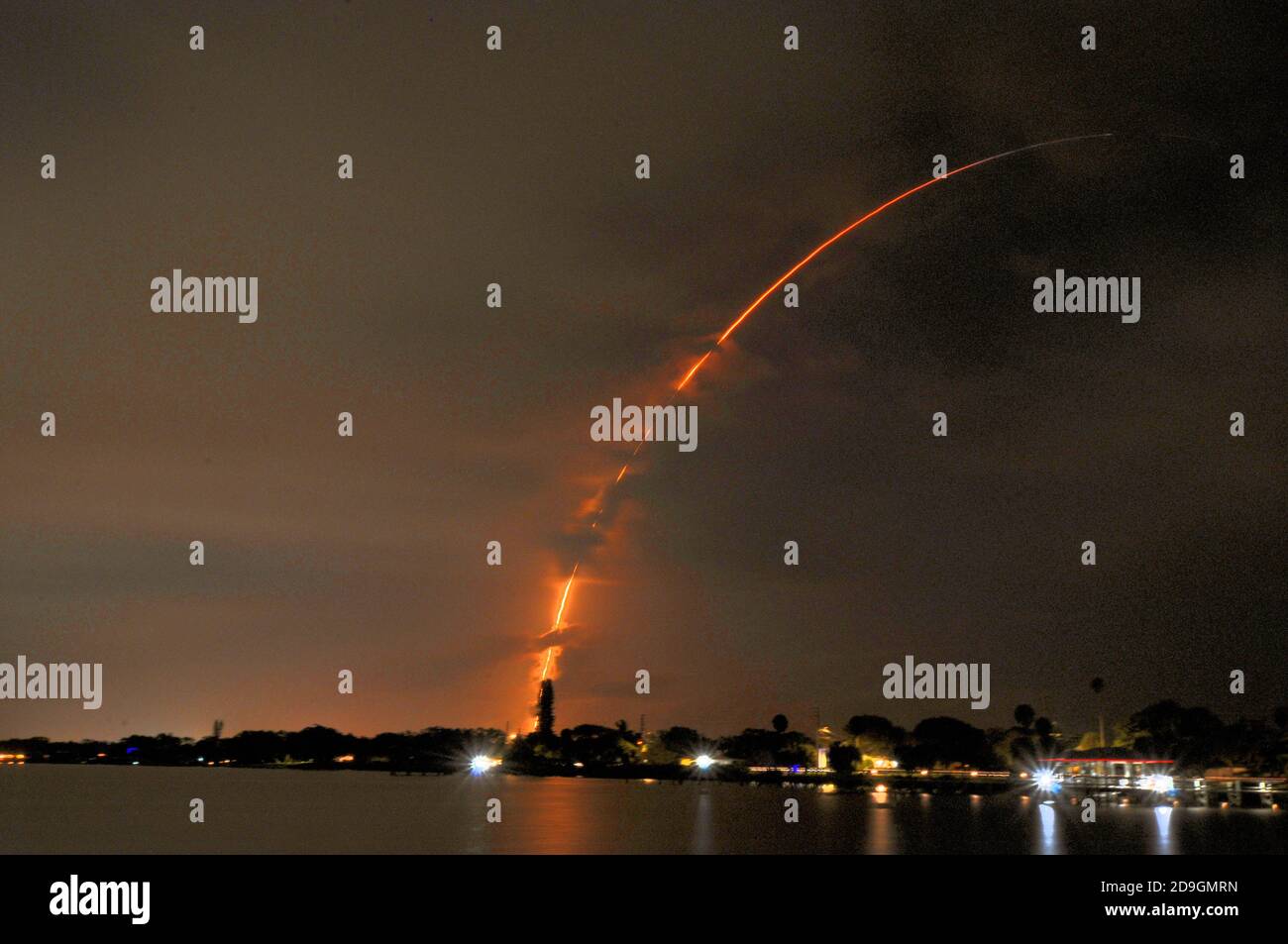 Melbourne Beach, Brevard County. Florida. STATI UNITI. 5 novembre 2020 SpaceX lancia "GPS III Space Vehicle 04" per l'esercito spaziale degli Stati Uniti dalla stazione dell'aeronautica di Cape Canaveral, Space Launch Complex 40 (SLC-40). Dopo la separazione della fase, la prima tappa del Falcon 9 atterrà sulla nave da guerra "of Course i Still Love You", che si trova nell'Oceano Atlantico. Credit: Julian Leek/Alamy Live News Foto Stock