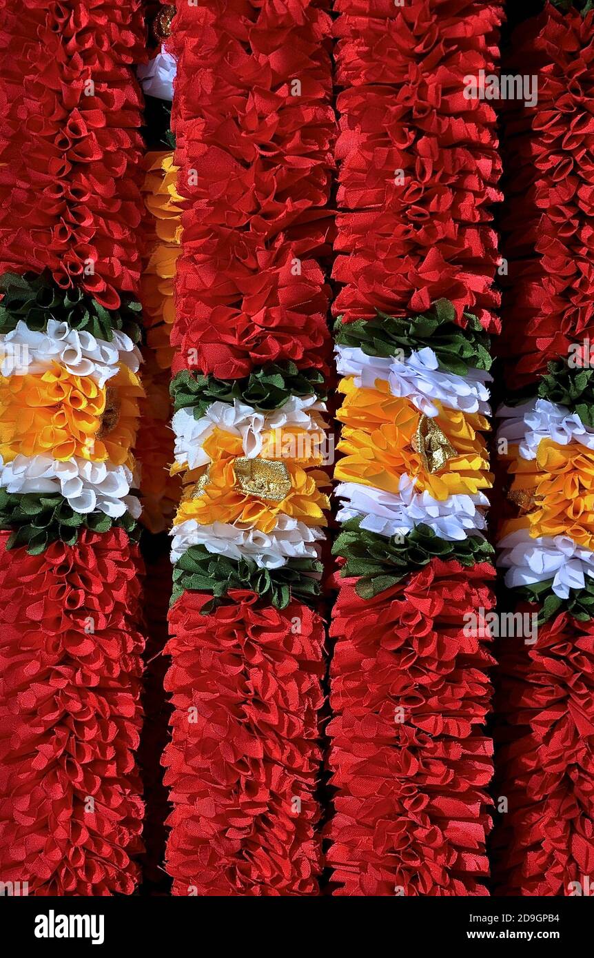 Ghirlande dai colori vivaci di rosso, bianco, verde e arancione, utilizzate come decorazioni tradizionali durante la festa indù di Deepavali. Foto Stock