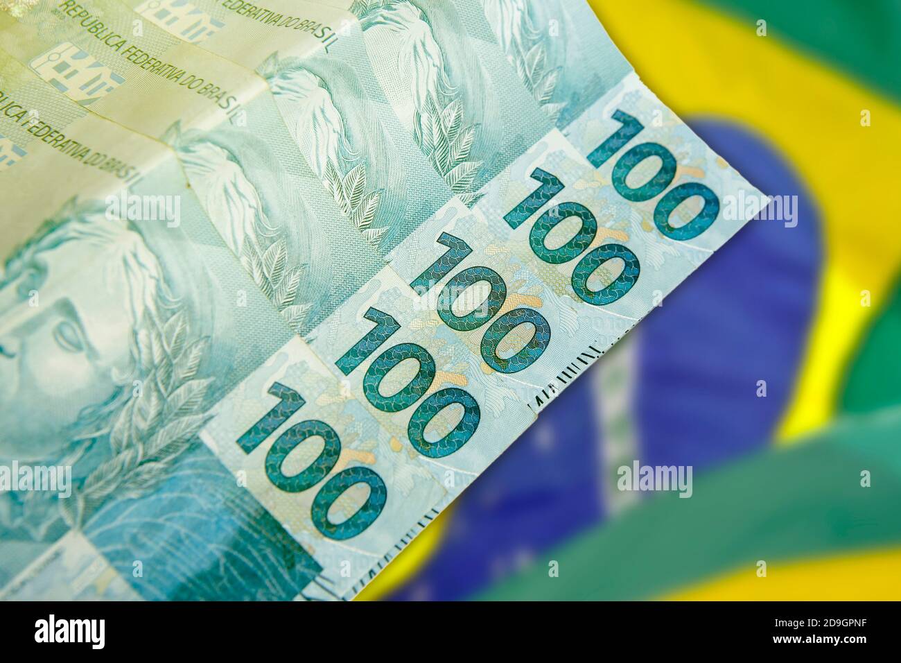 Mani in possesso di banconote reali brasiliane, denaro dal Brasile, banconote reali, banconote BRL Brasile, valuta brasiliana, economia e business Foto Stock
