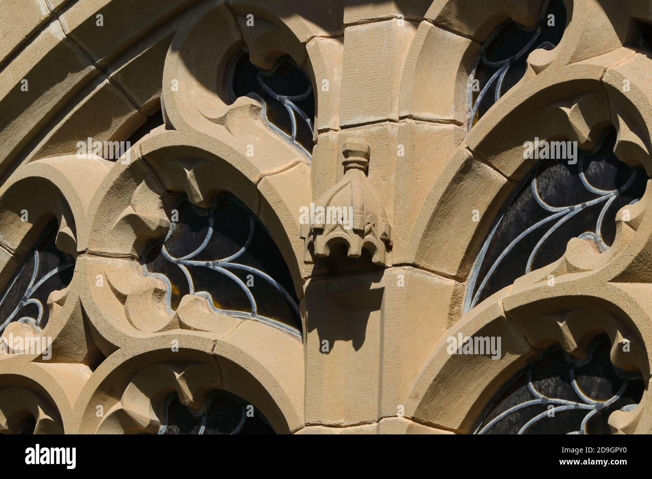 Pietra ornata e finestra della chiesa di vetro di piombo Foto Stock