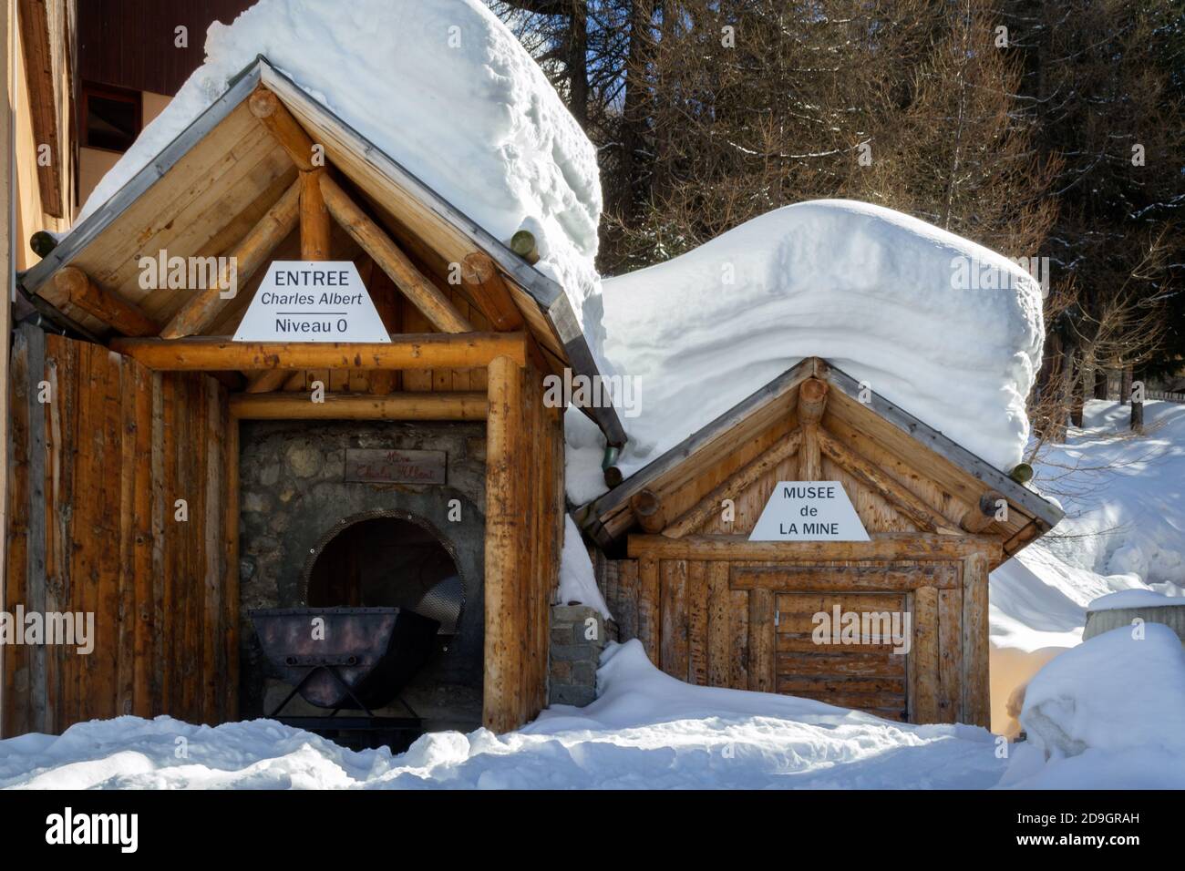 LA PLAGNE, FRANCIA - 14 FEBBRAIO 2018: Il museo della miniera di la Plagne in inverno, sotto la neve Foto Stock