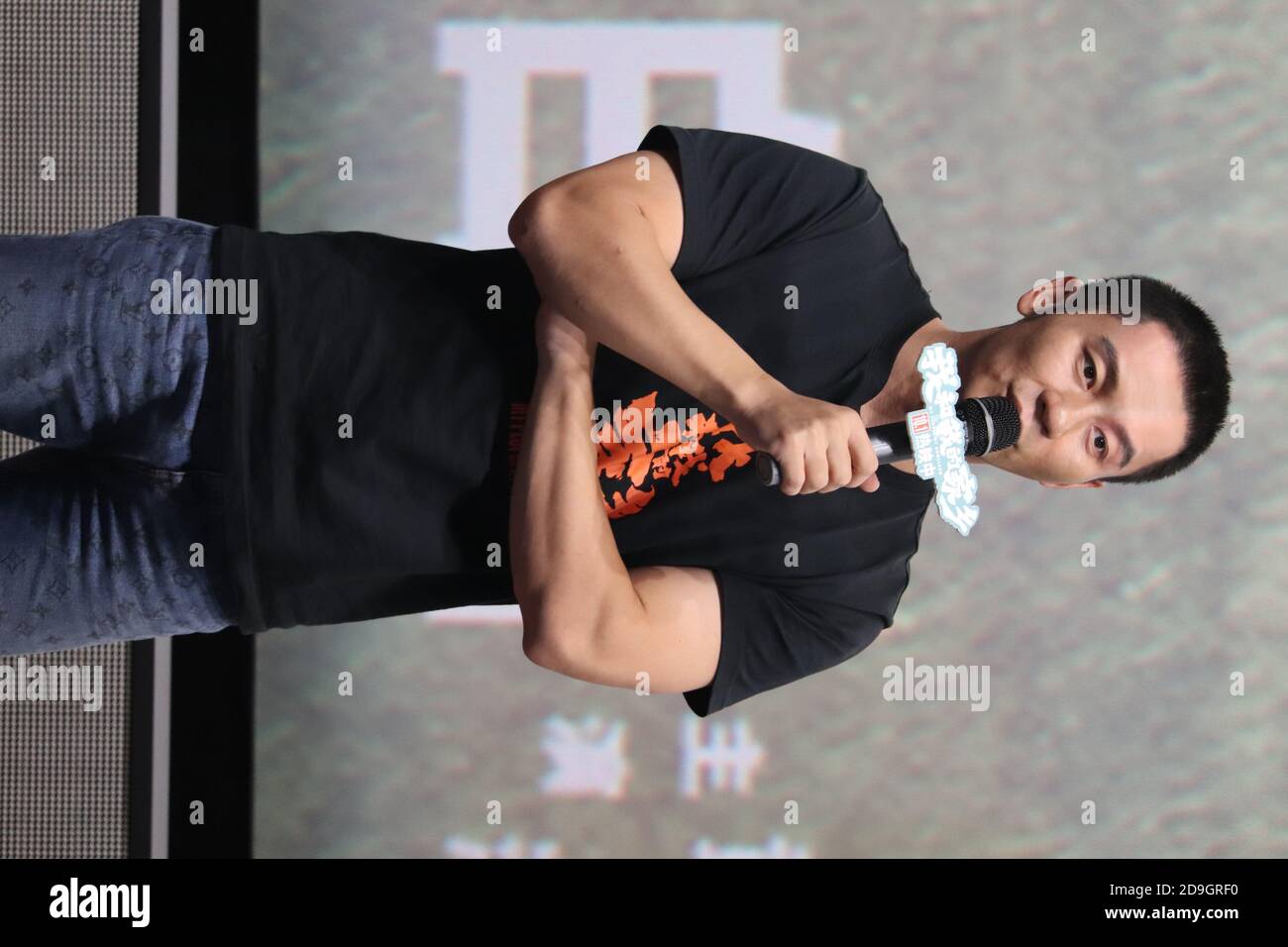 L'attore e regista cinese li Chen o Jerry li partecipa al Road show per 'My People, My Homeland', una commedia cinese a Shanghai, Cina, il 4 ottobre 2020 Foto Stock