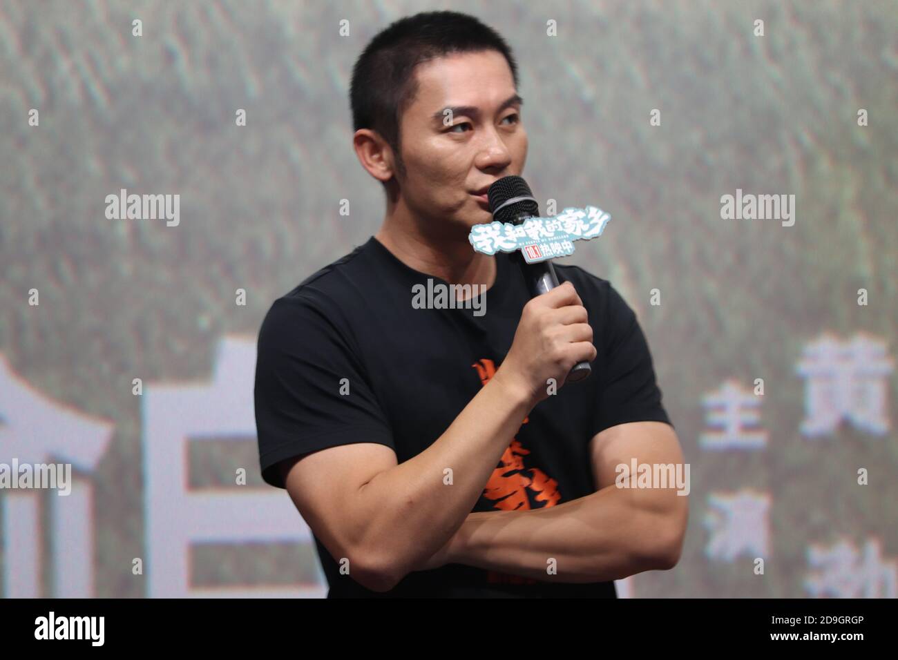 L'attore e regista cinese li Chen o Jerry li partecipa al Road show per 'My People, My Homeland', una commedia cinese a Shanghai, Cina, il 4 ottobre 2020 Foto Stock