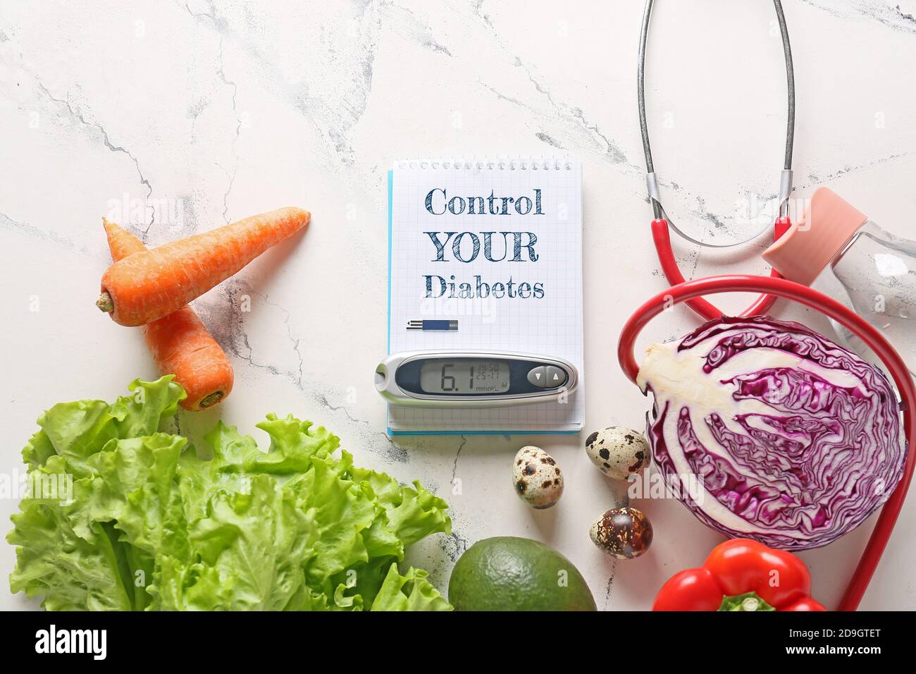 Verdure, stetoscopio, notebook con controllo del testo IL VOSTRO DIABETE e glucometro su sfondo bianco Foto Stock