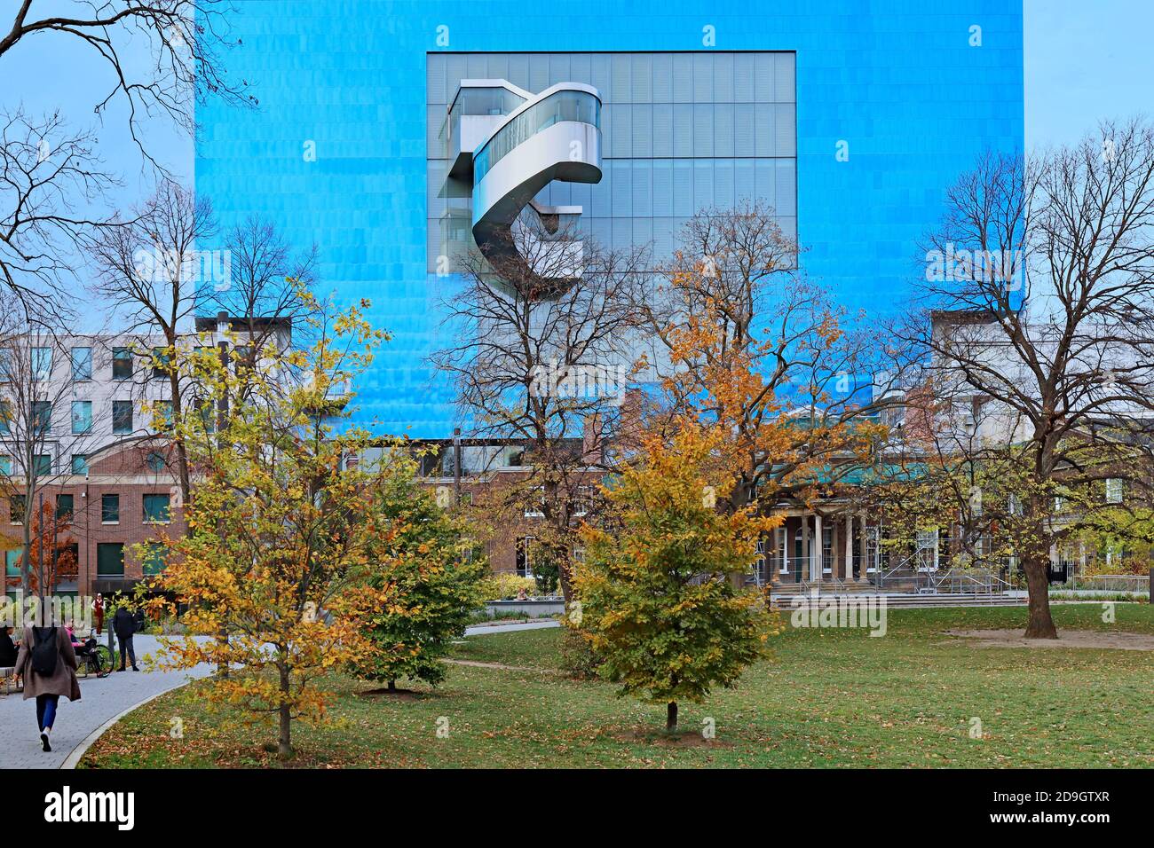 Toronto, Canada - 5 novembre 2020: Vista posteriore della Galleria d'Arte dell'Ontario da Grange Park, con un'aggiunta blu progettata dall'architetto Frank GE Foto Stock