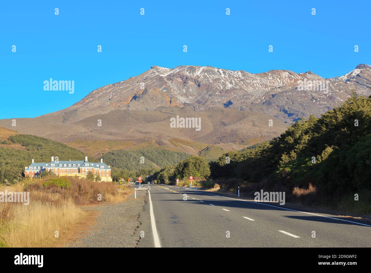 Monte Ruapehu, Nuova Zelanda. Alla base si trova lo storico Chateau Tongariro Hotel, inaugurato nel 1929 Foto Stock