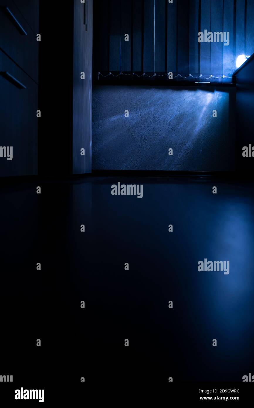 Luce blu nella stanza buia. Foto Stock