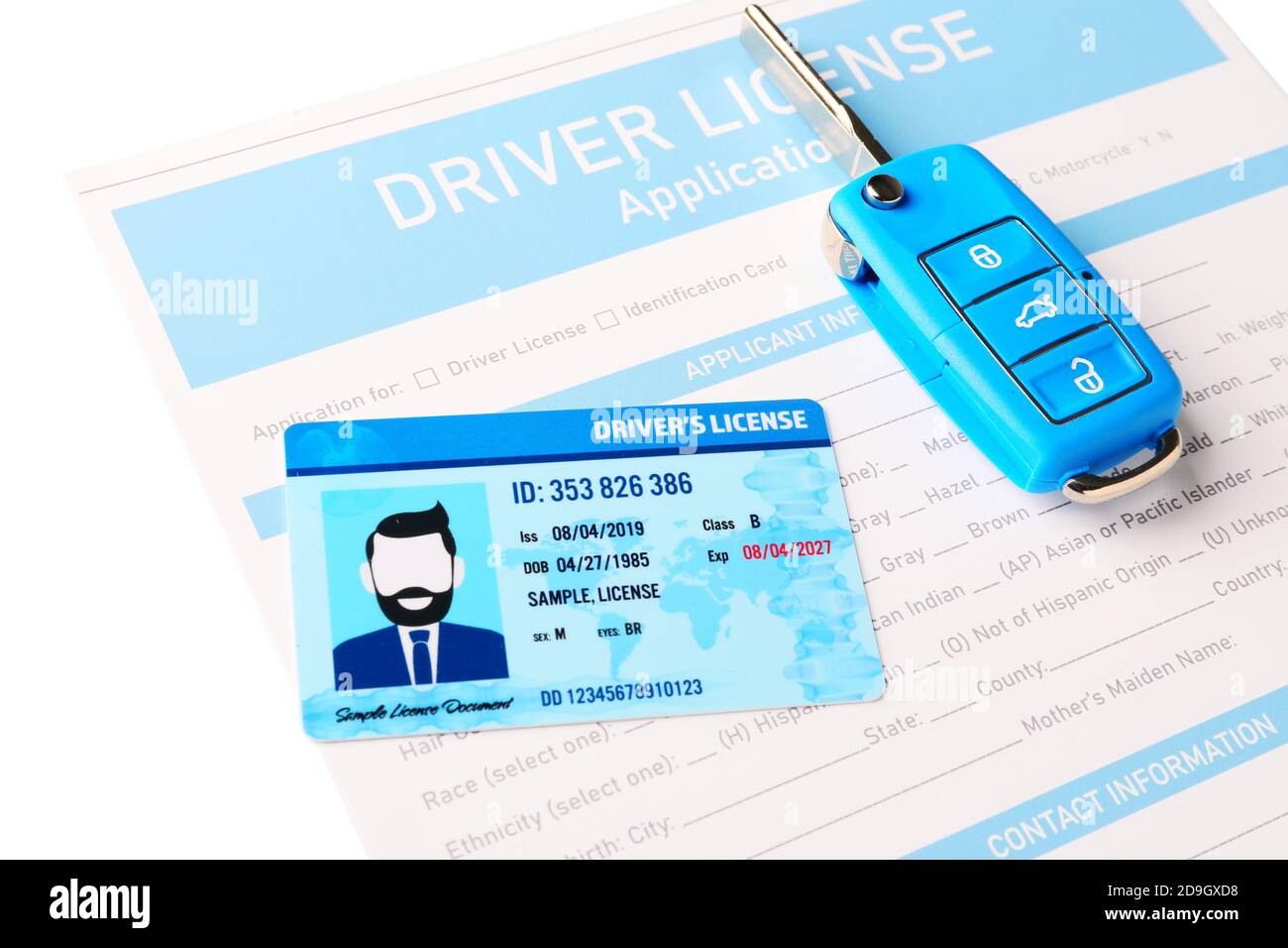 Patente di guida con modulo di richiesta e chiave su sfondo bianco, primo piano Foto Stock