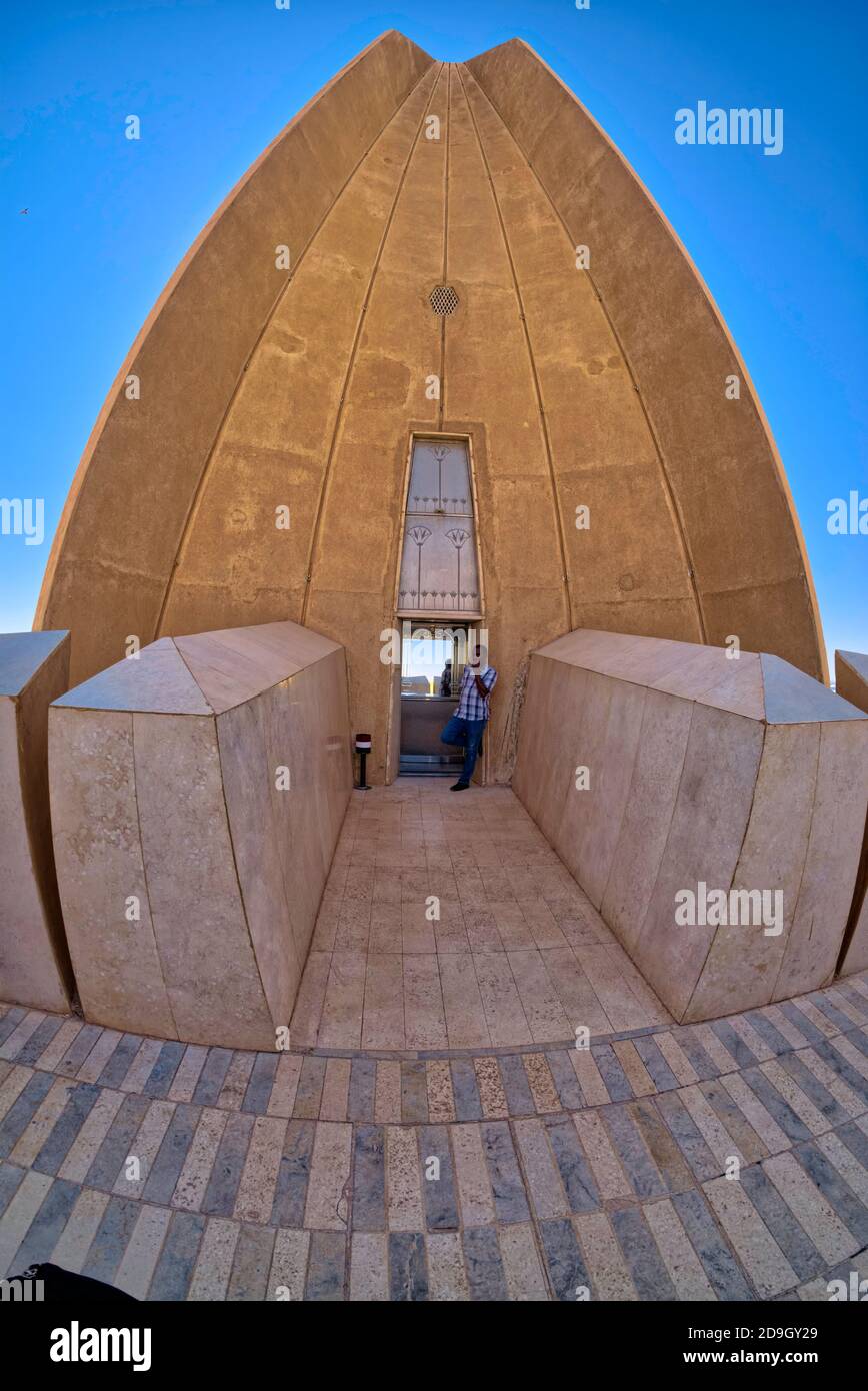 Basato sui cinque petali di un vero e proprio fiore di loto, questo monumento dell'amicizia egiziana russa torreggia oltre 70 metri / 230 piedi nell'aria. An Foto Stock