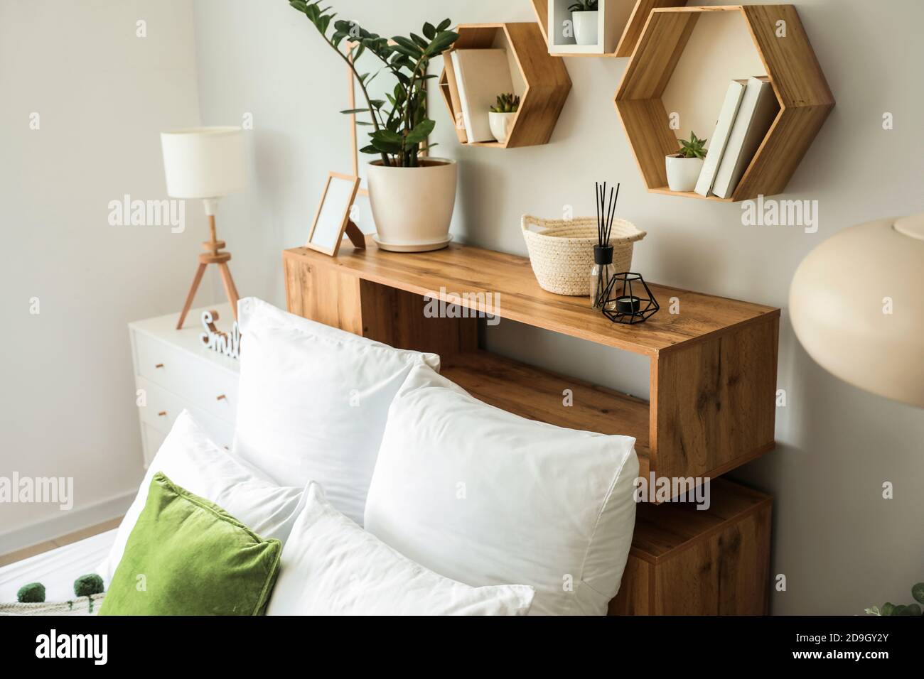 Interni di una moderna ed elegante camera da letto con mensole Foto stock -  Alamy